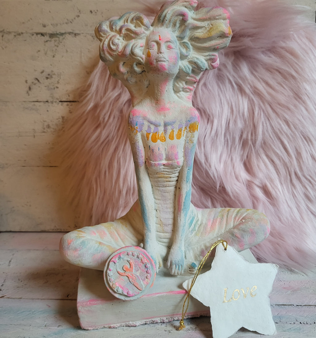 YOGINI Skulptur in Wunschfarbe