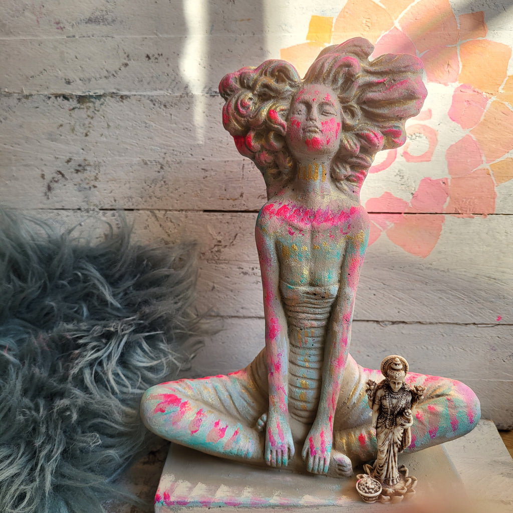 YOGINI Skulptur in Wunschfarbe
