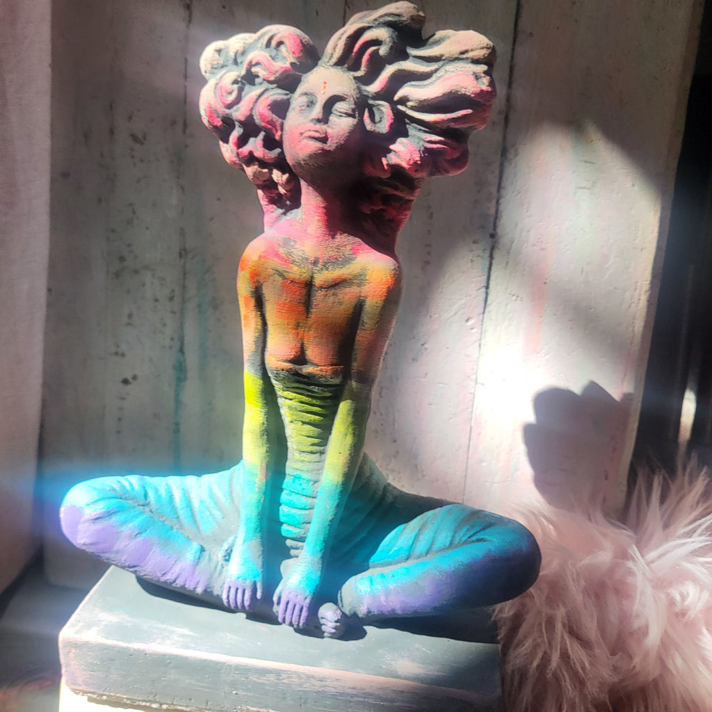YOGINI Skulptur in Wunschfarbe