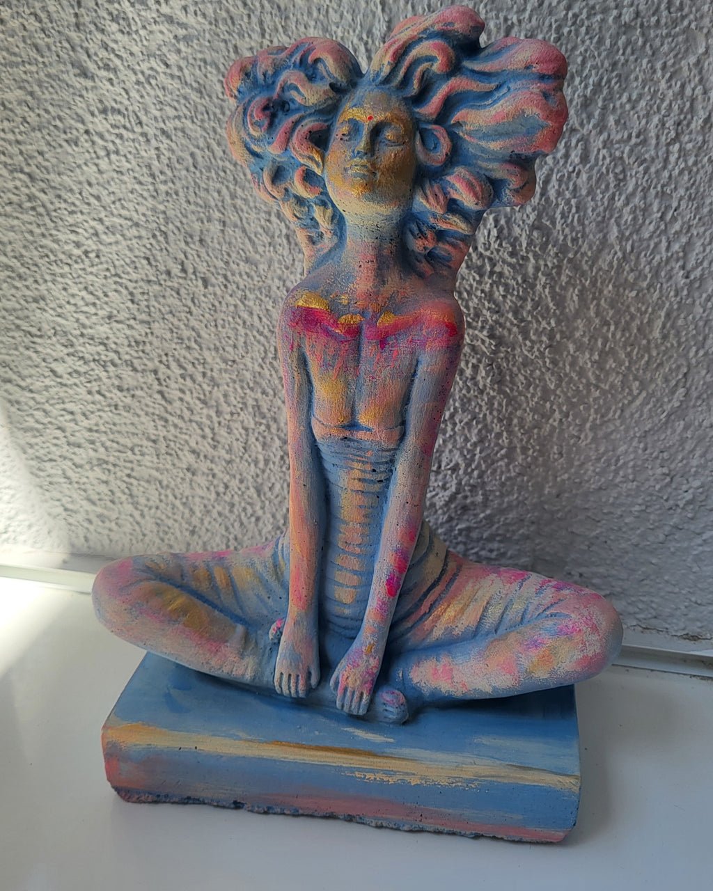 YOGINI Skulptur in Wunschfarbe