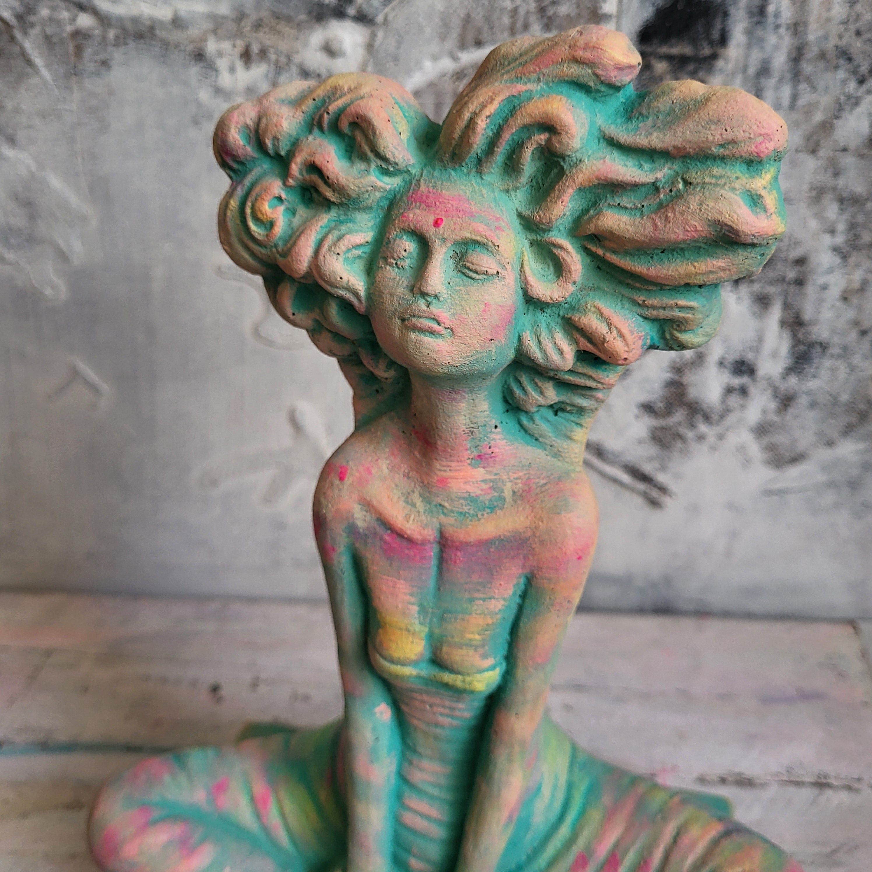 YOGINI Skulptur in Wunschfarbe