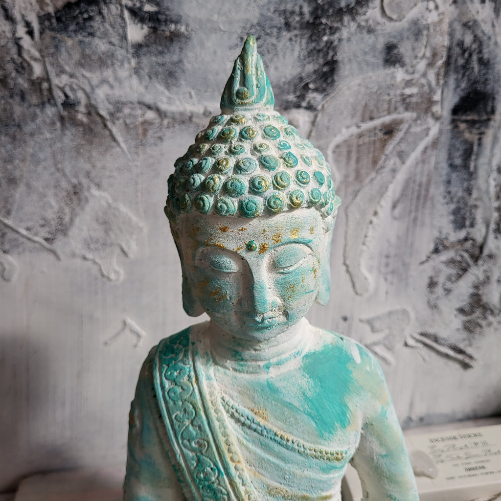 Buddha Mallorca Vorderansicht aus Steinguss mit Sand und Türkistönen