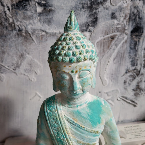 Buddha Mallorca Vorderansicht aus Steinguss mit Sand und Türkistönen