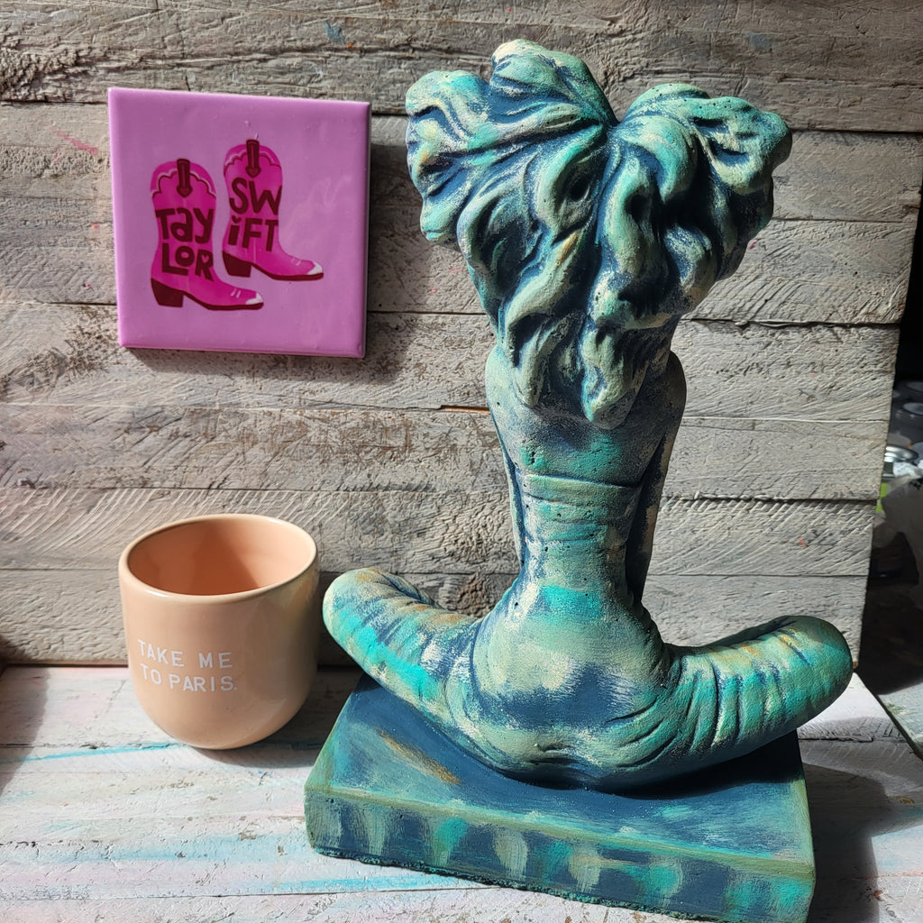 YOGINI Skulptur in Wunschfarbe