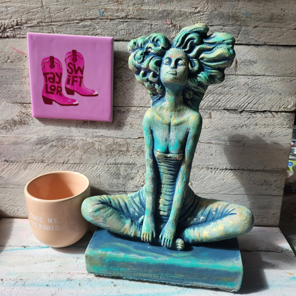 YOGINI Skulptur in Wunschfarbe