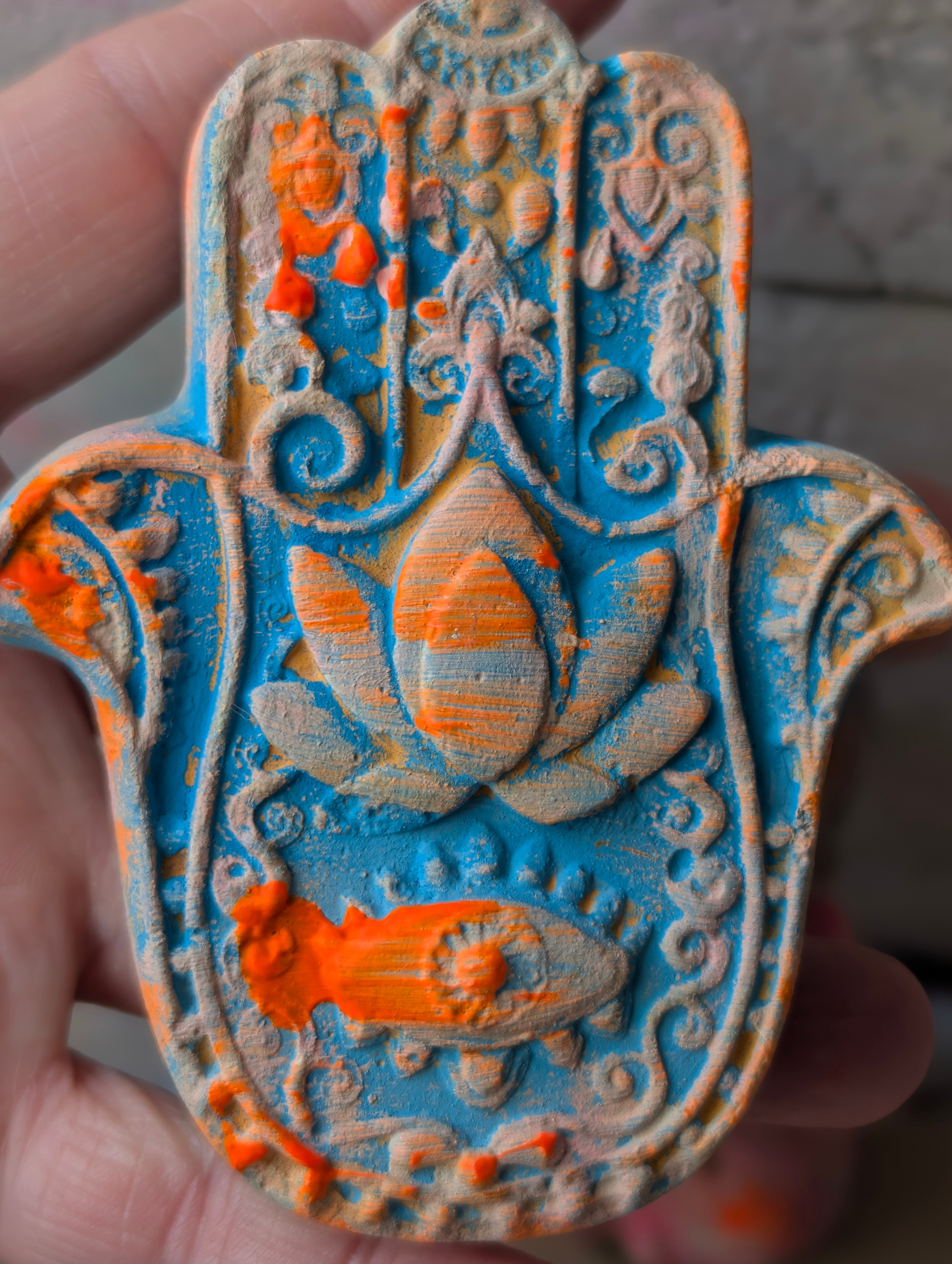ANILUAP Hamsa Hand aus Steinguss mit Lotus-Relief, handgemalt in Türkis und Orange – Schutz und Segen Symbol