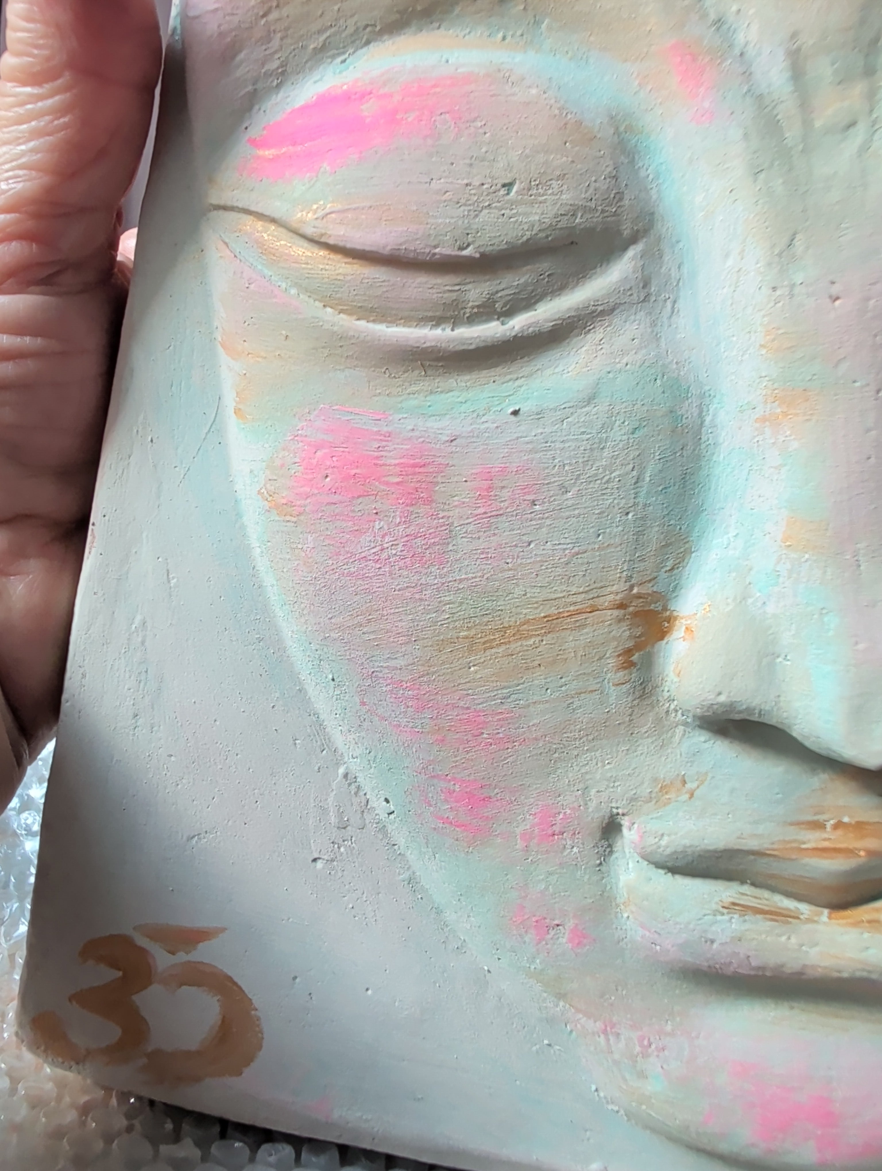 Buddha Relief Nahaufnahme OM Gold Pastellfarben Steinkunst ANILUAP