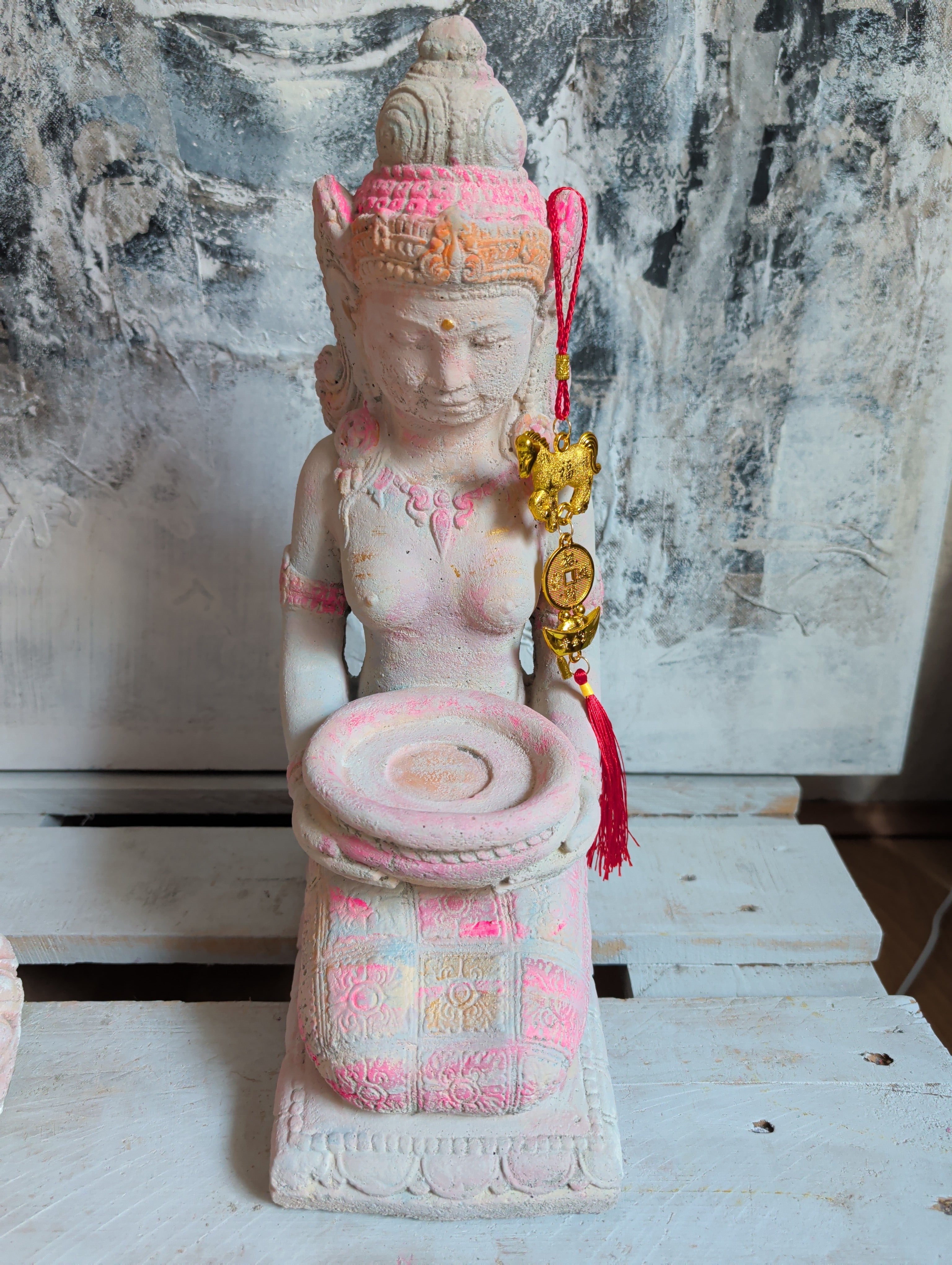 TARA Göttin mit Schale