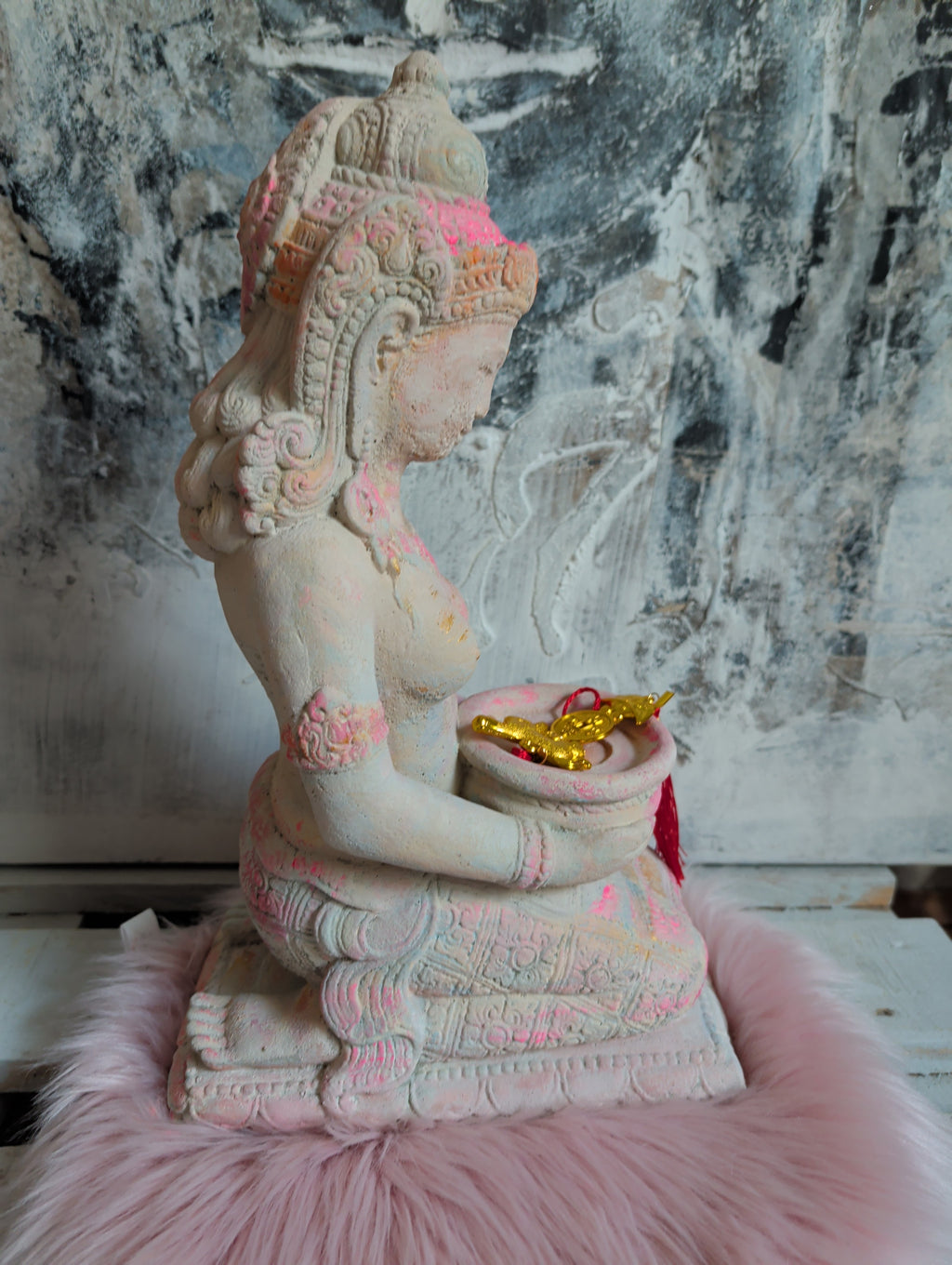 TARA Göttin mit Schale