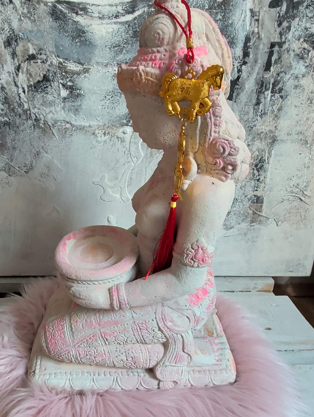 TARA Göttin mit Schale