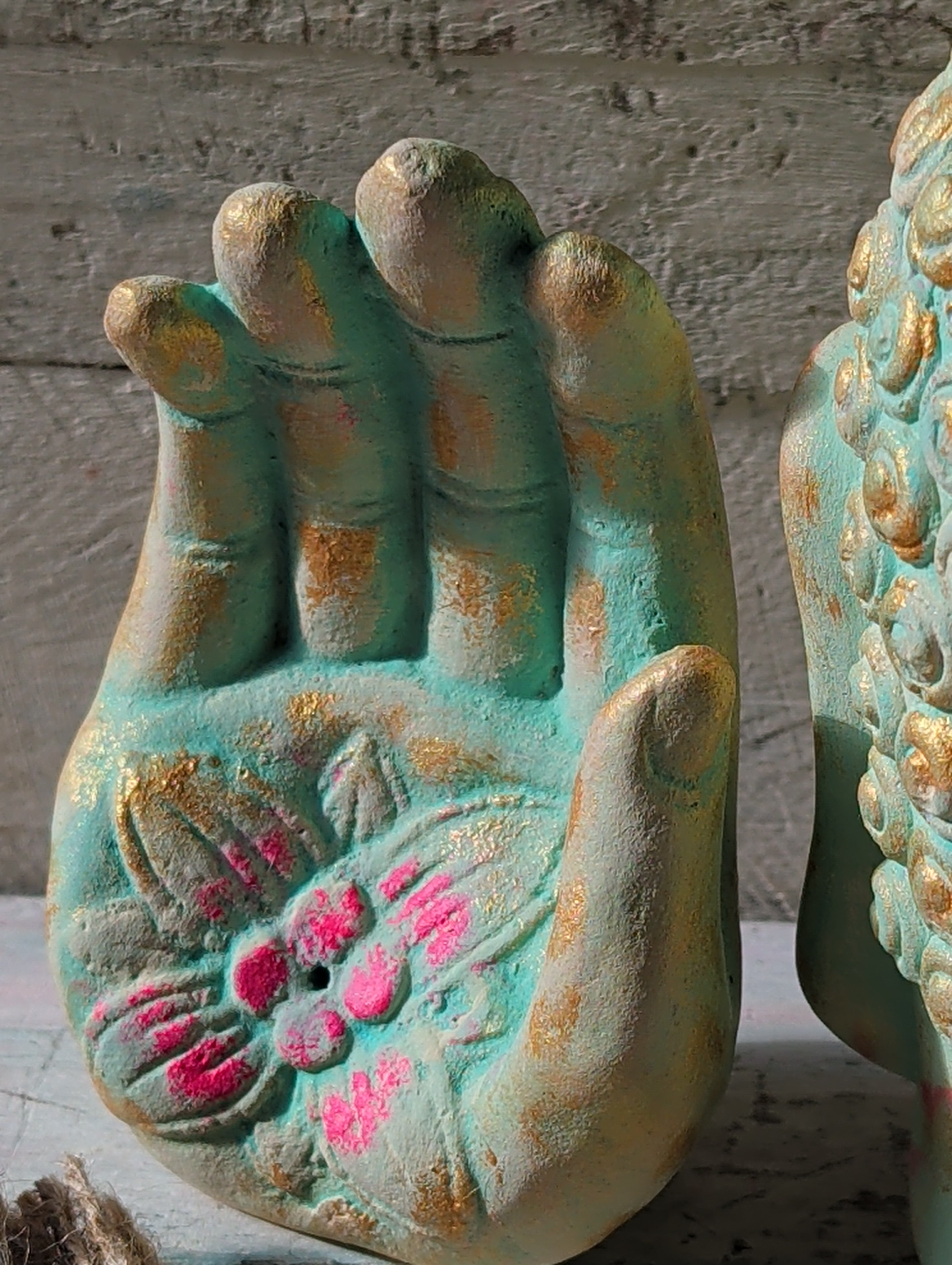 Räucherhand Lotusblüte  Detailansicht Mint Gold Neonpink ANILUAP