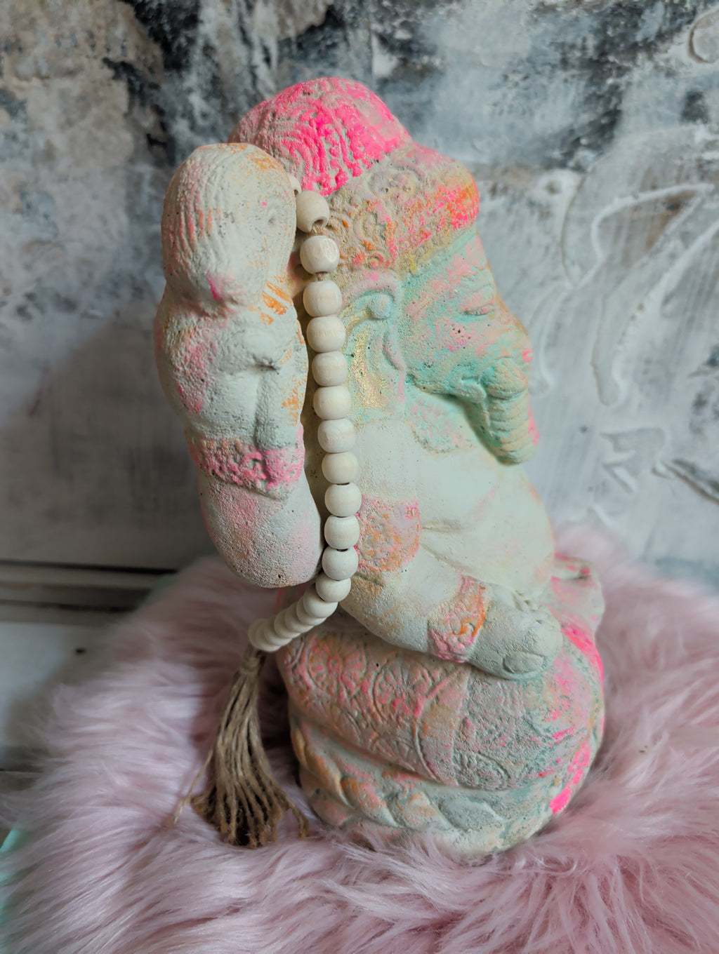 Ganesha bunte Steinfigur Seitenansicht spirituelle Steinkunst ANILUAP 
