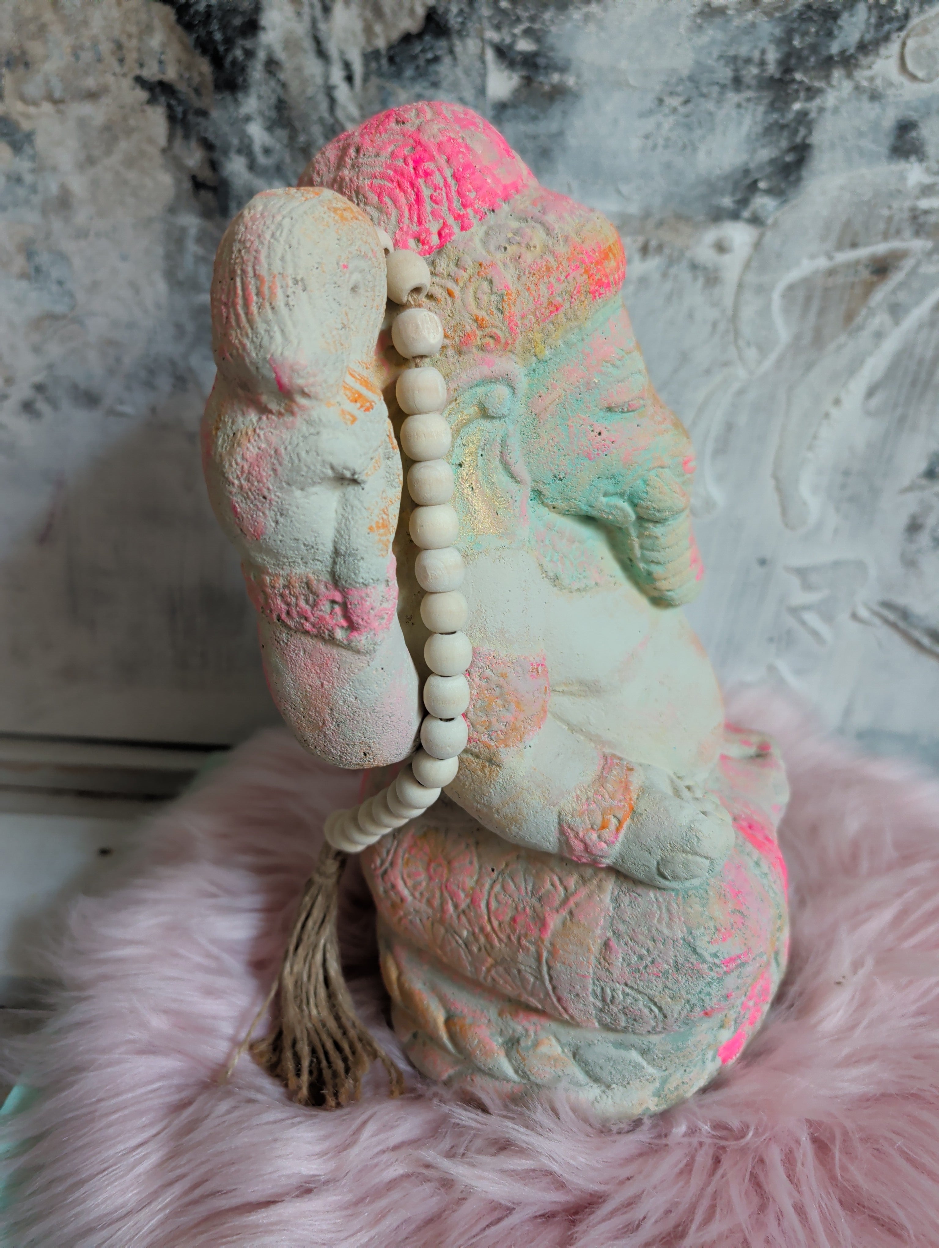 Ganesha bunte Steinfigur Seitenansicht spirituelle Steinkunst ANILUAP 