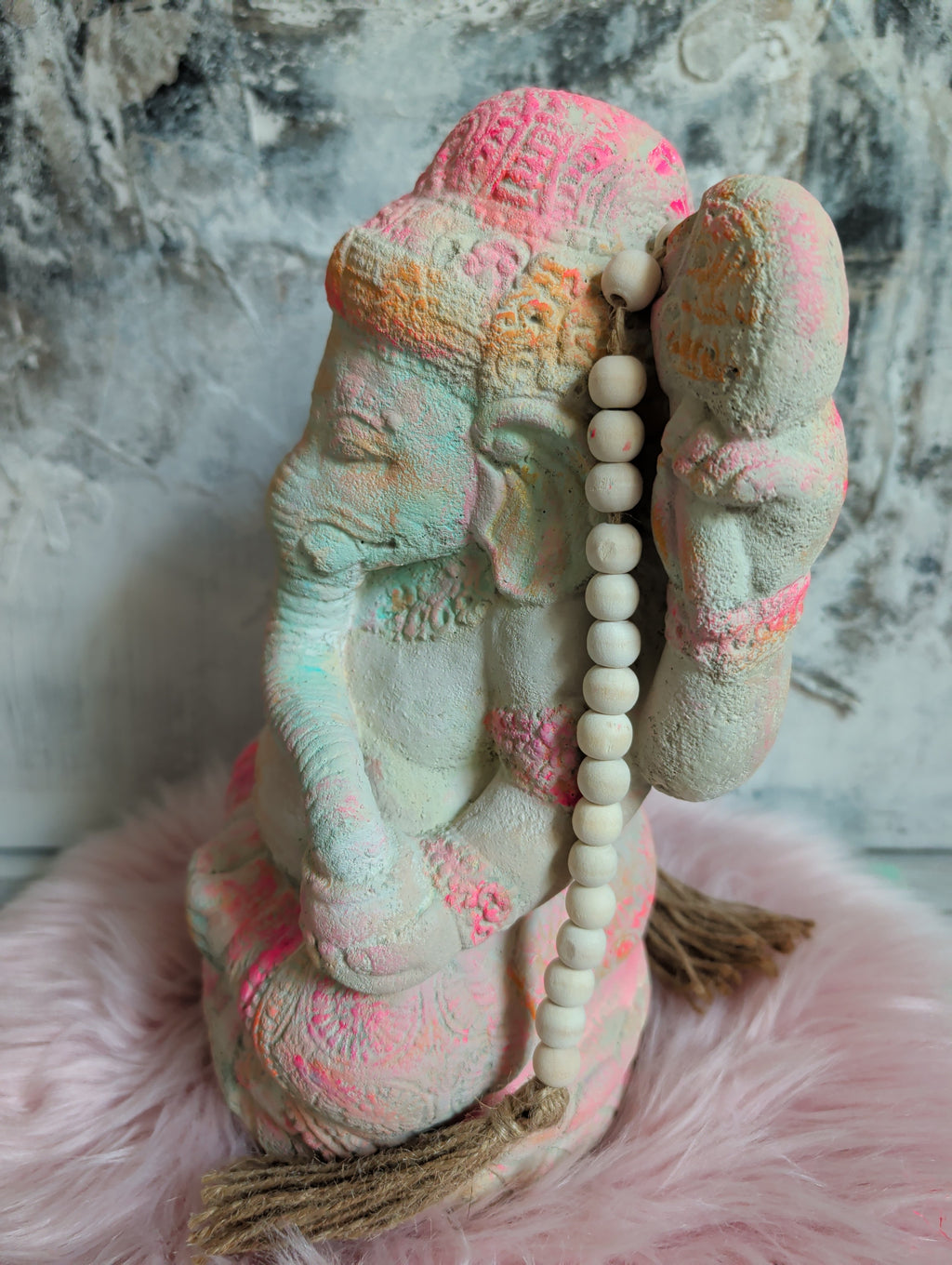 Ganesha Skulptur Pastell Detailansicht mit Farbdetails spirituelle Geschenkidee von ANILUAP 