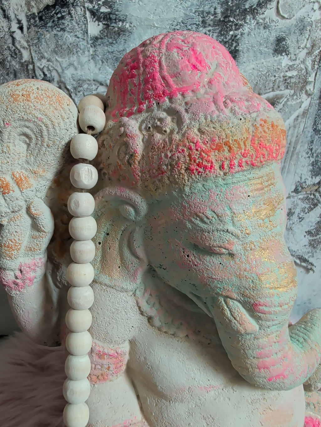 Ganesha Steinfigur Nahaufnahme bunt Handbemalt von ANILUAP 