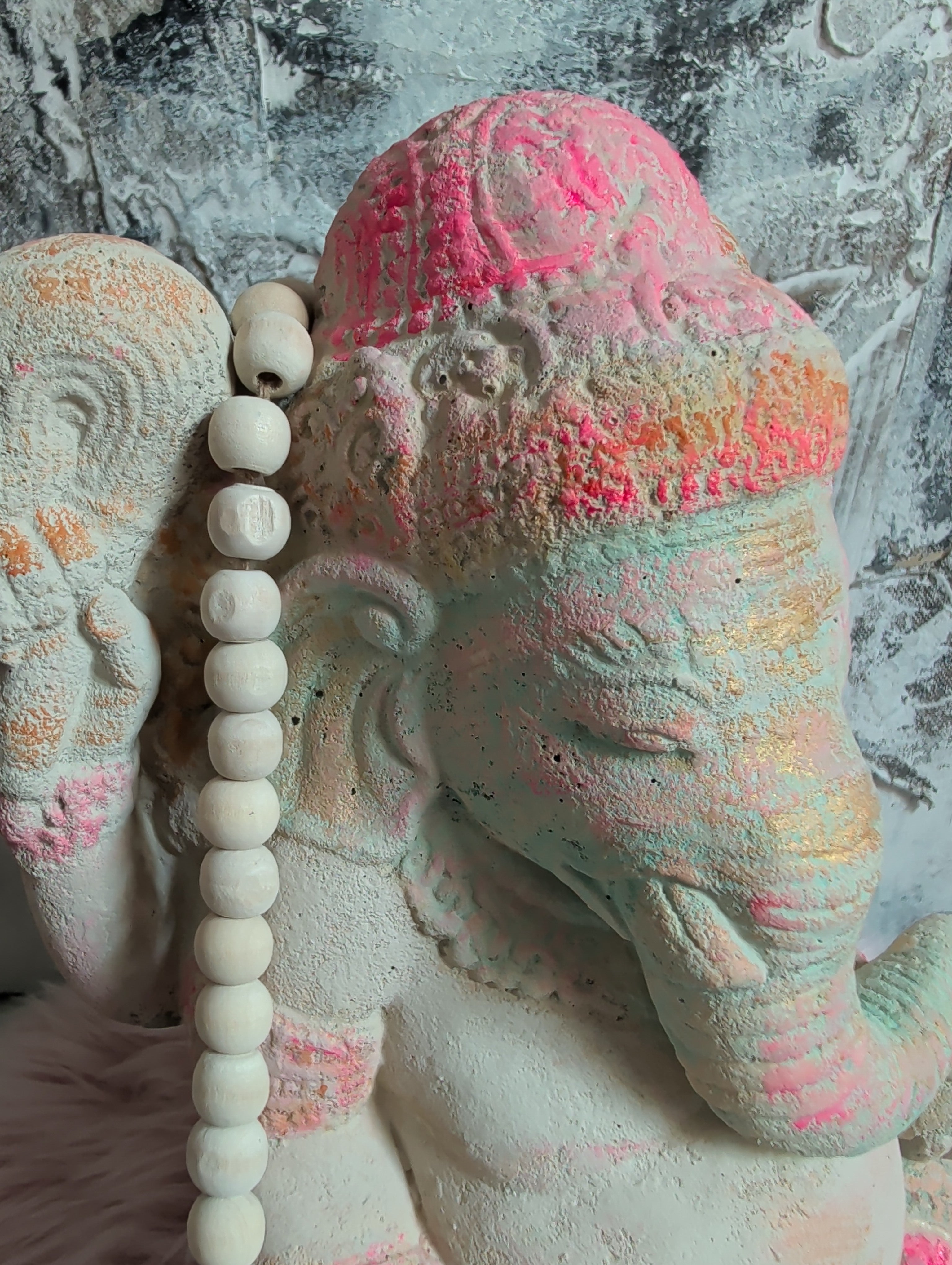 Ganesha Steinfigur Nahaufnahme bunt Handbemalt von ANILUAP 