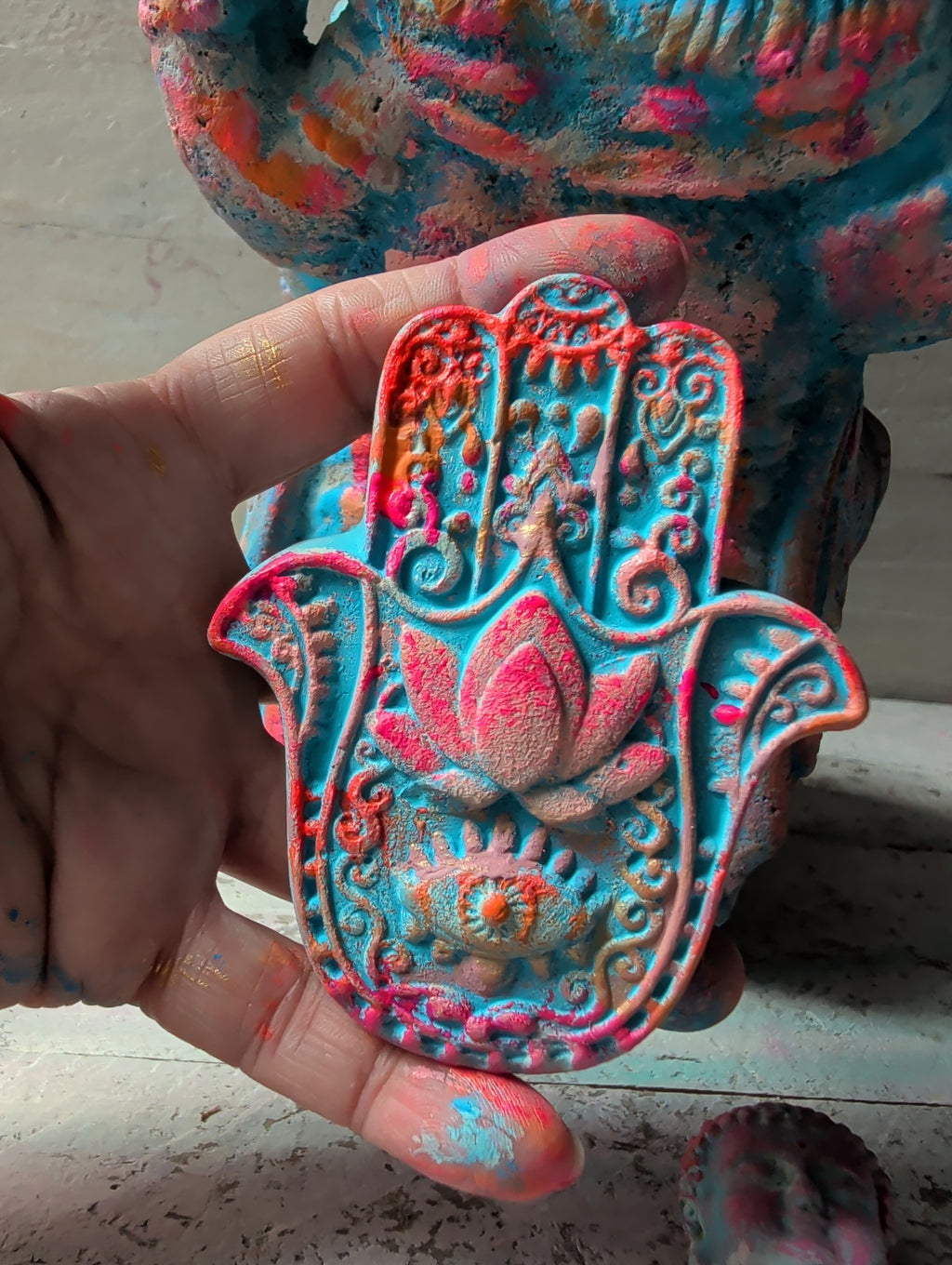 Hamsa Hand Schutzsymbol 
in blau rosa Bestandteil des spirituellen Sets von ANILUAP