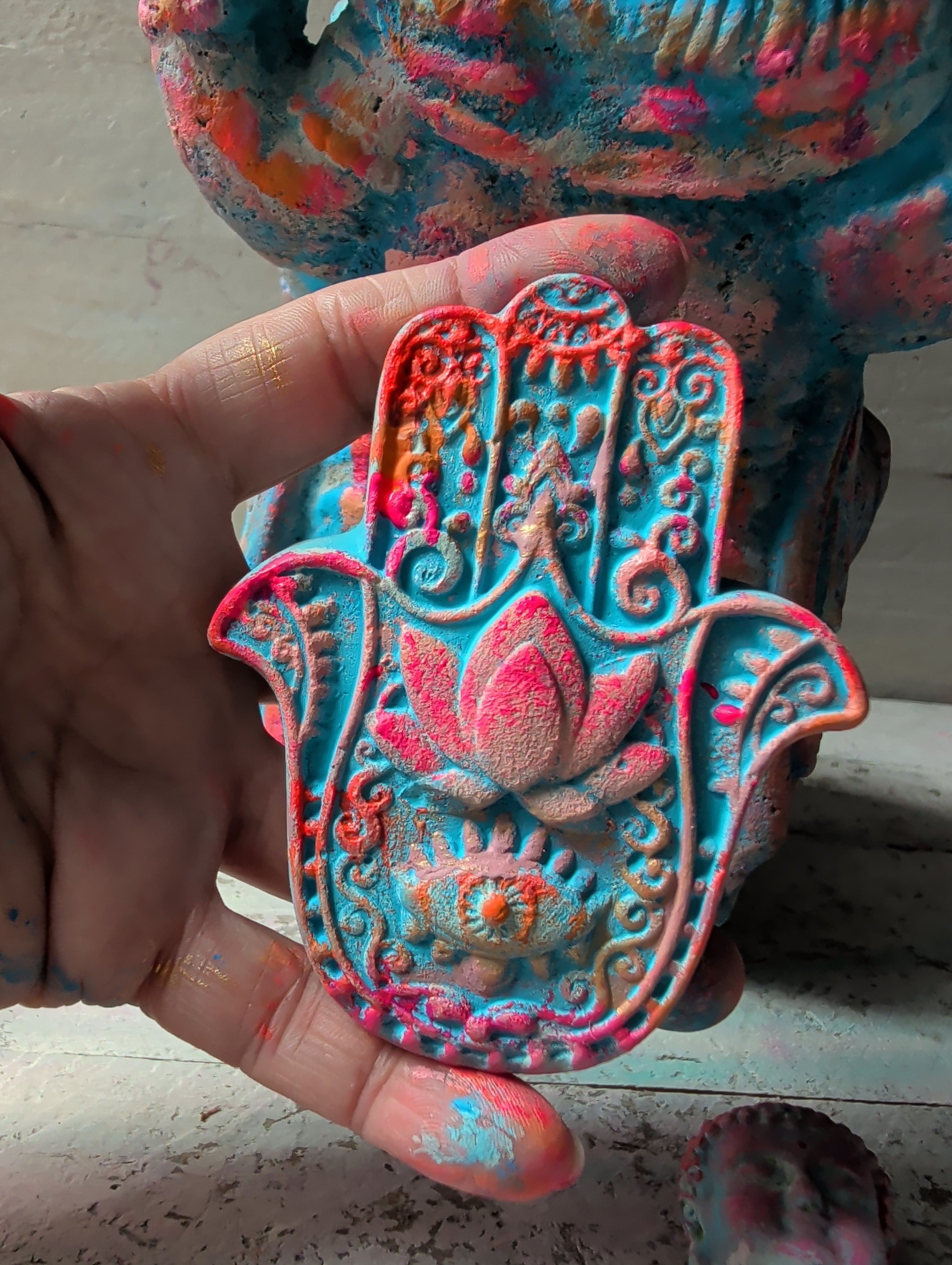 Hamsa Hand Schutzsymbol 
in blau rosa Bestandteil des spirituellen Sets von ANILUAP