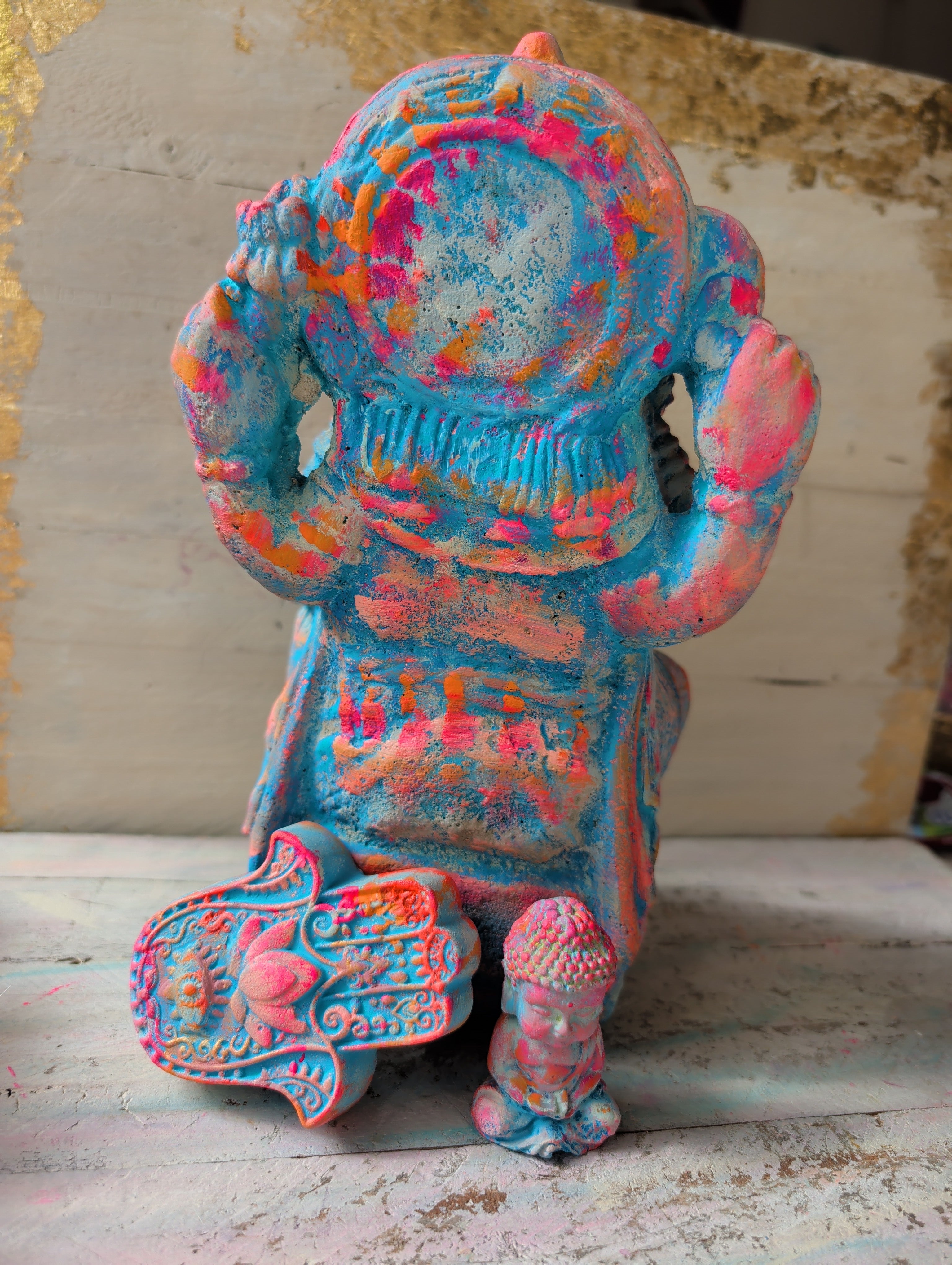 Ganesha Steinfigur bunt Rückenansicht mit Hamsa und Buddha Figur von ANILUAP