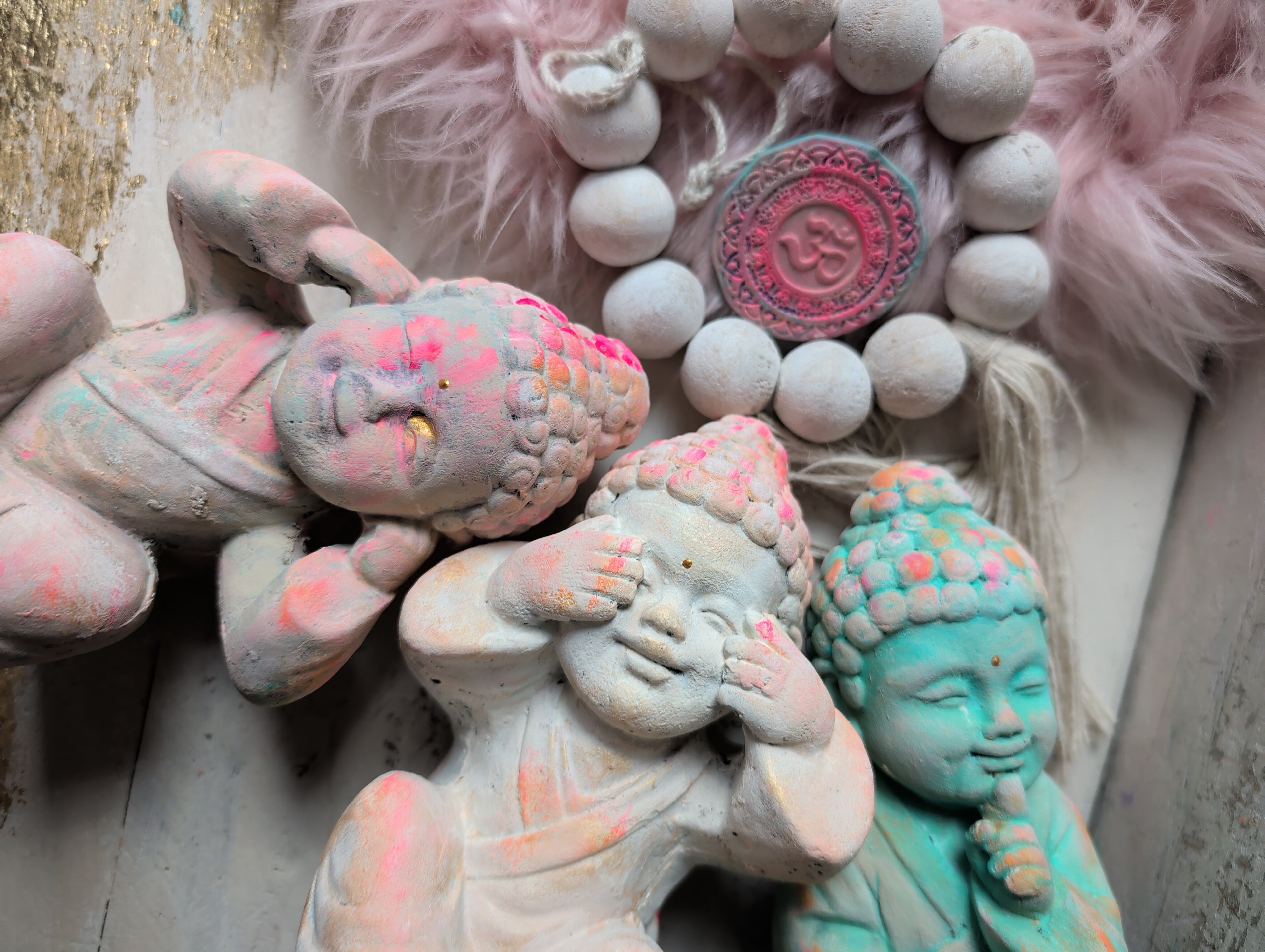 Buddha Gesichter Detailansicht Steinfiguren Bande bunt bemalt spirituelle Geschenkidee ANILUAP