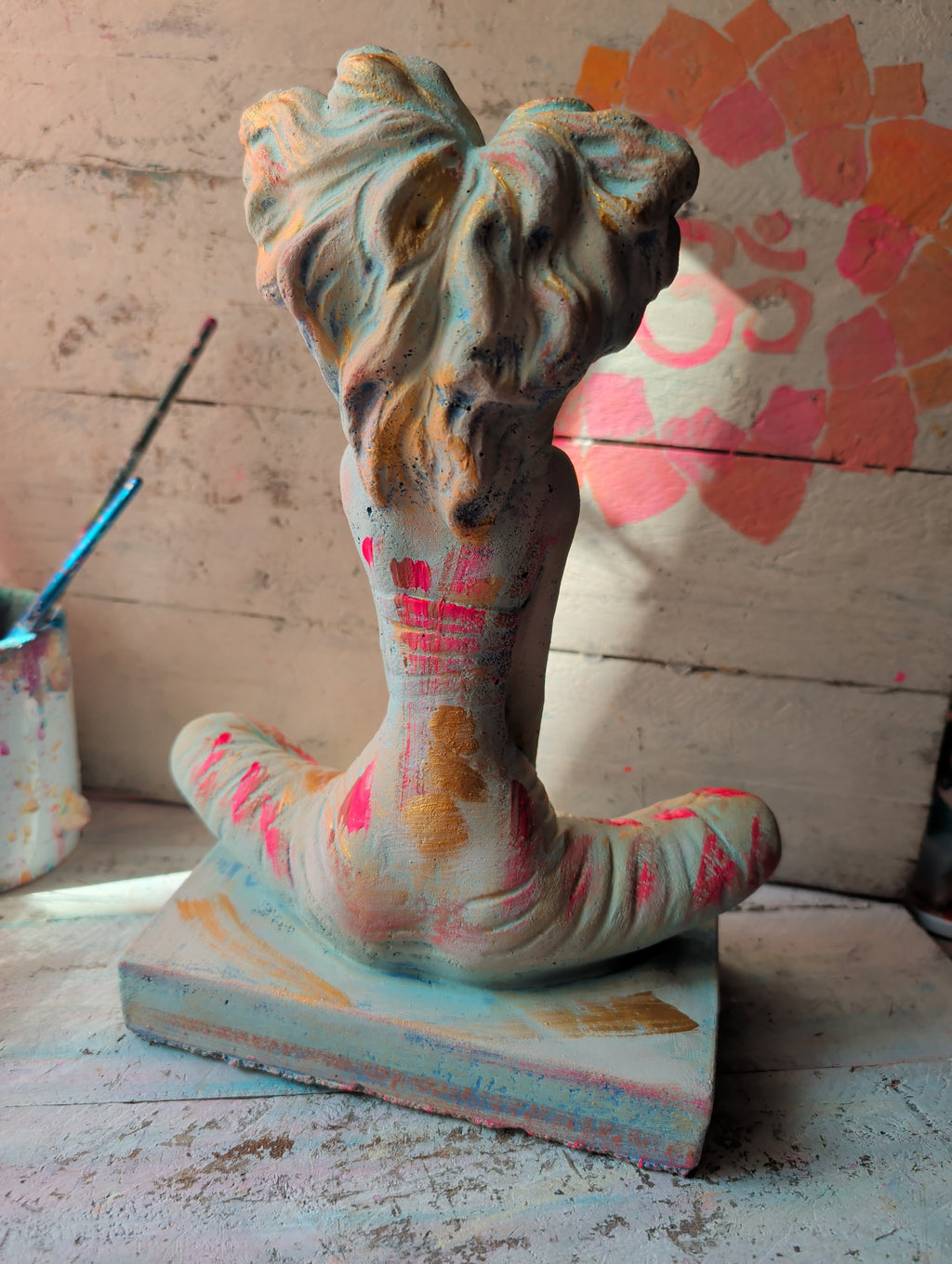 Yogini Yoga Skulptur Rückenansicht Handbemalt bunt von ANILUAP 