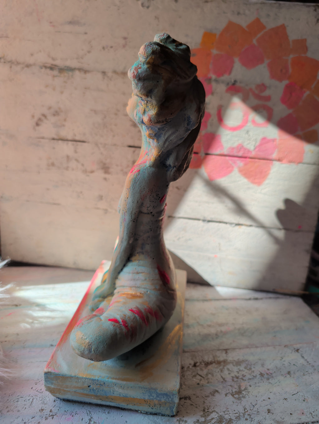 Yogini bunte Yoga Skulptur Handbemalt Seitenansicht von ANILUAP 