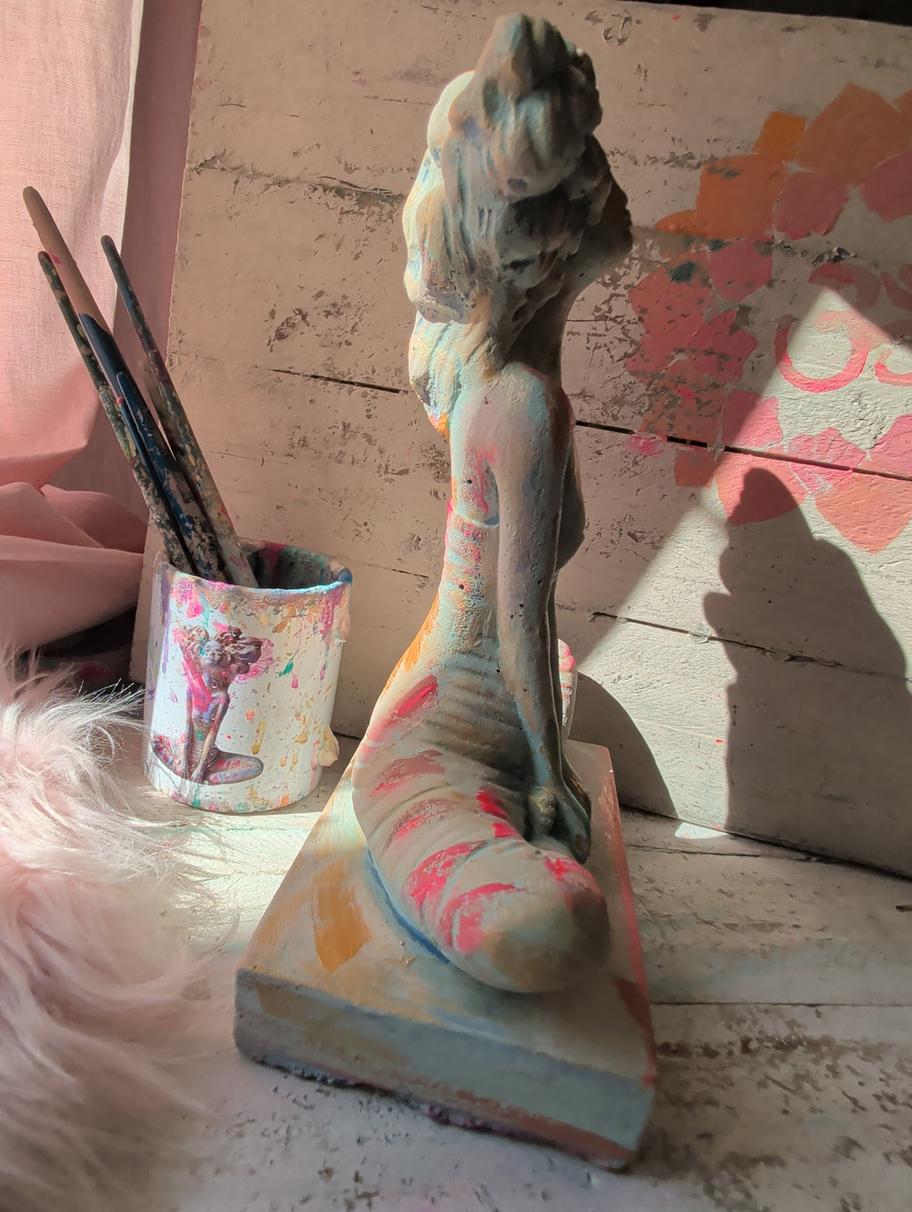 Yogini Skulptur Seitenansicht Farbakzente Aqua und Rosa  ANILUAP 
