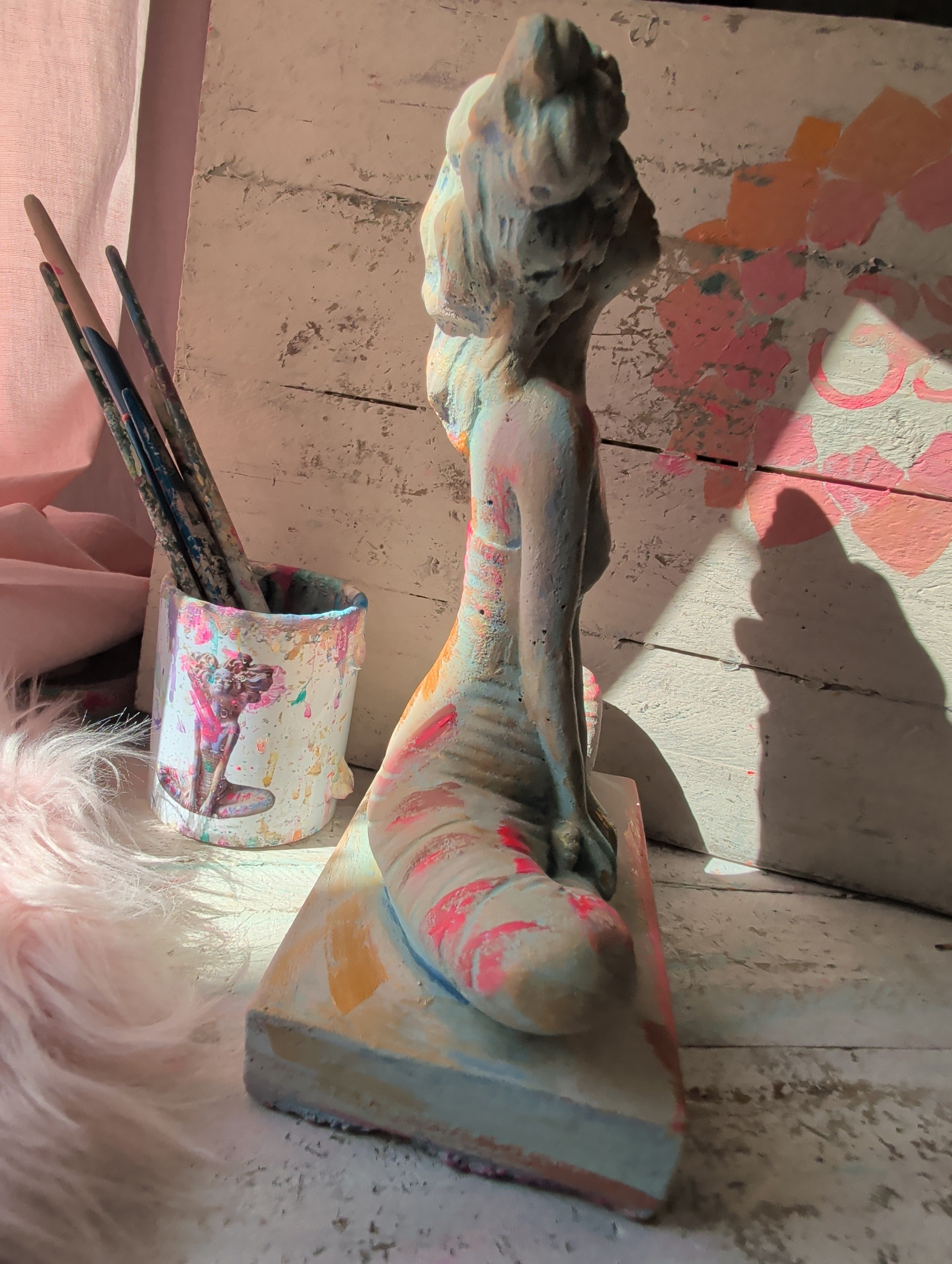 Yogini Skulptur Seitenansicht Farbakzente Aqua und Rosa  ANILUAP 