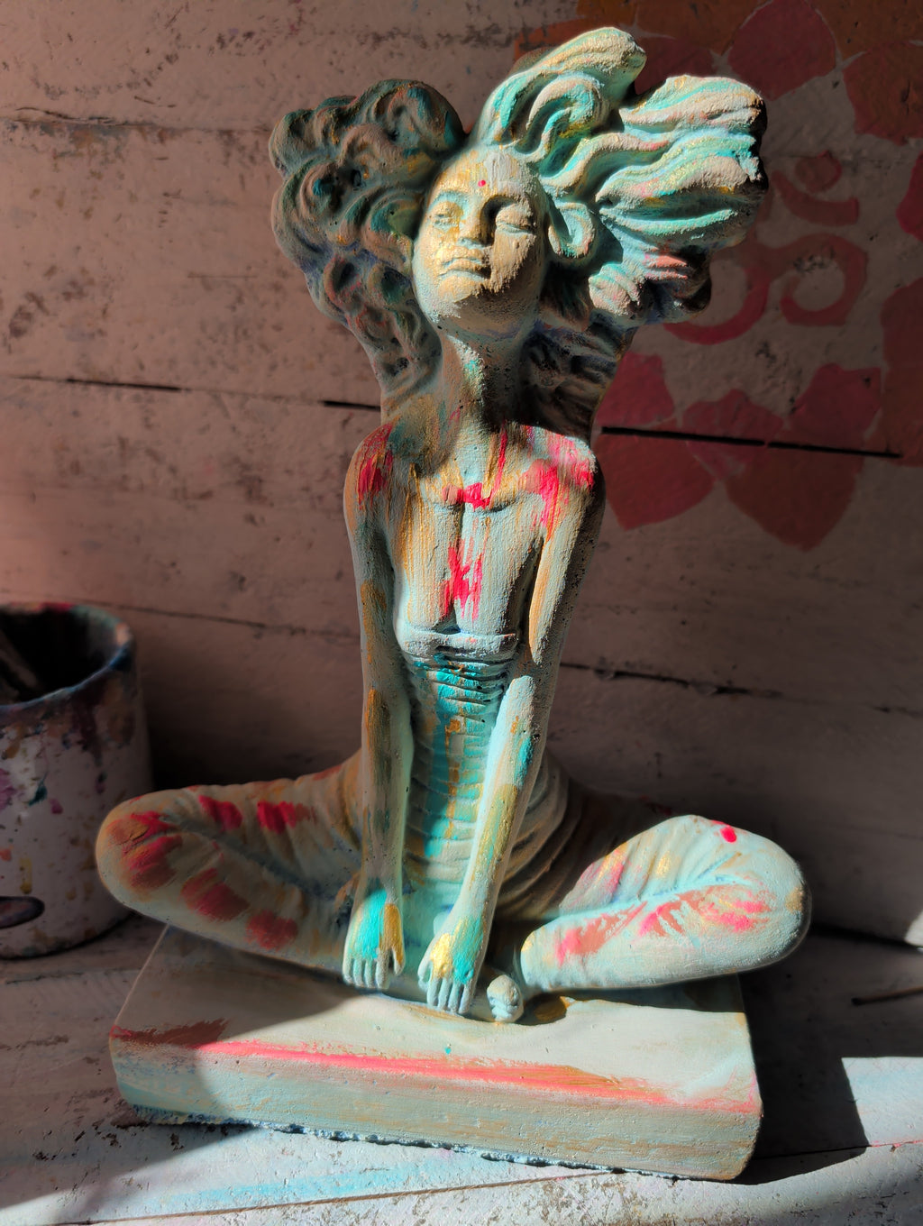 Yogini Steinfigur mit Neumond Energie Handbemalt in Mint türkis und Neonpink von ANILUAP 