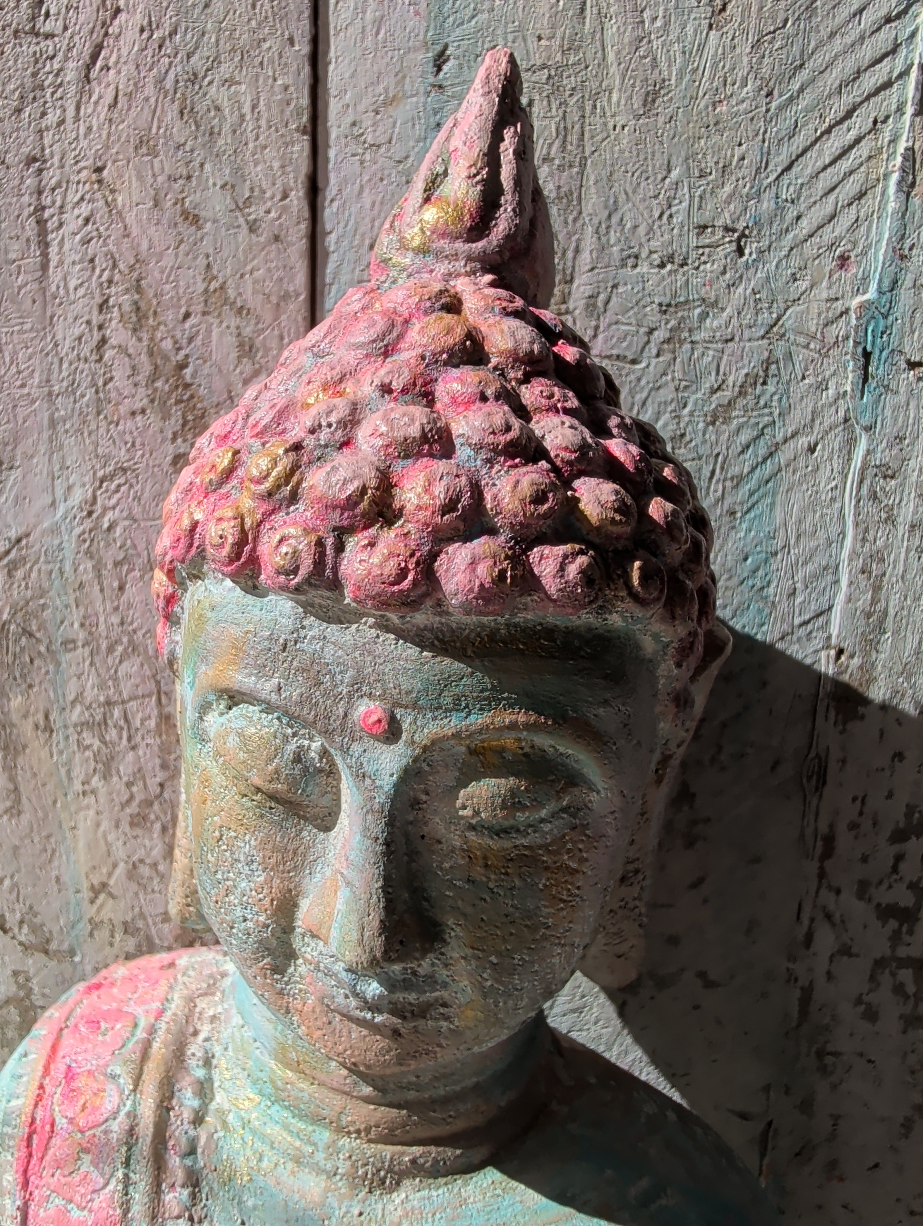 Detailansicht Buddha Figur mit positiver Energie für Wohnraum und Meditation 