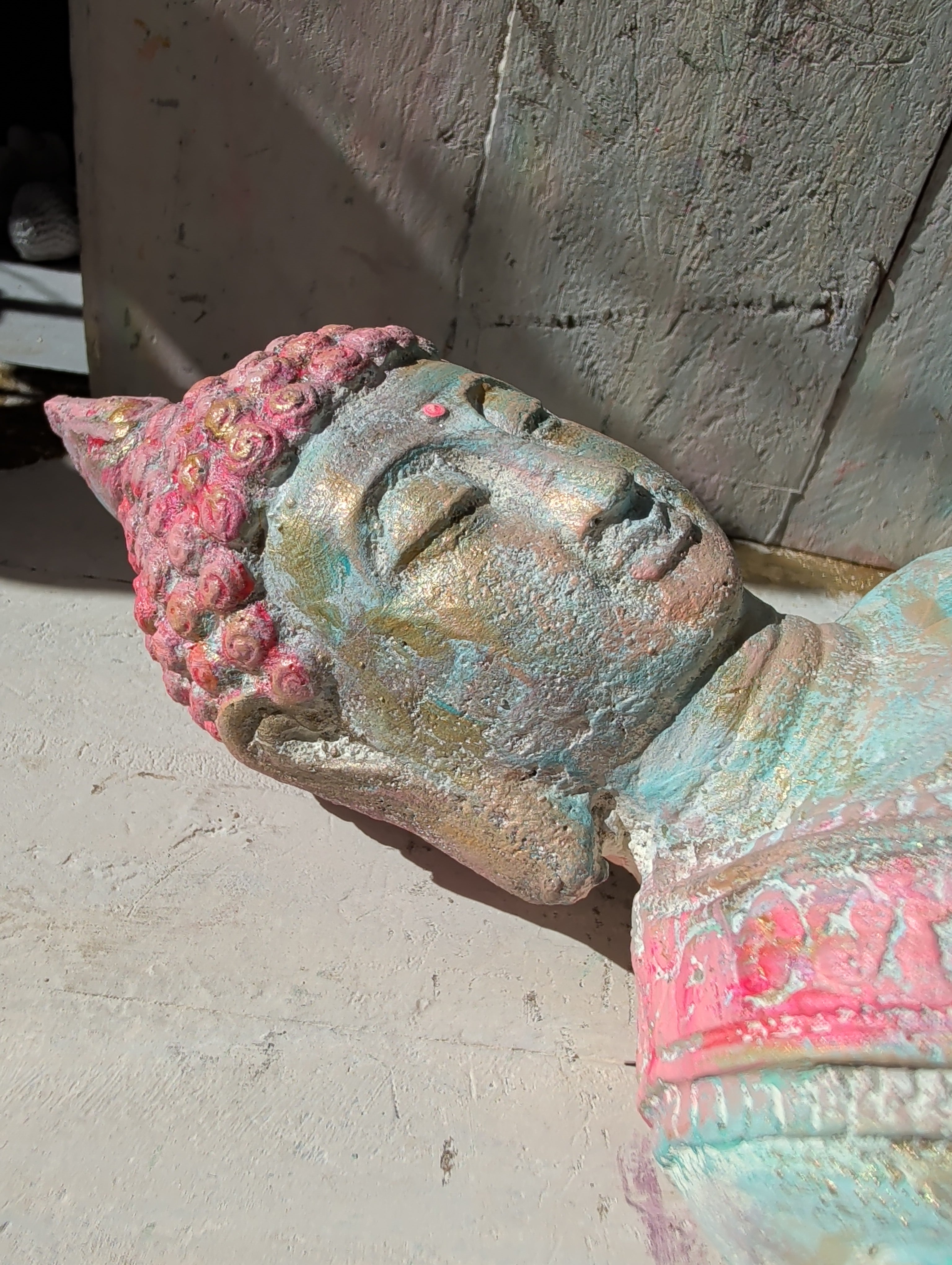 Buddha Unikat Handbemalt weiß rosa türkis 