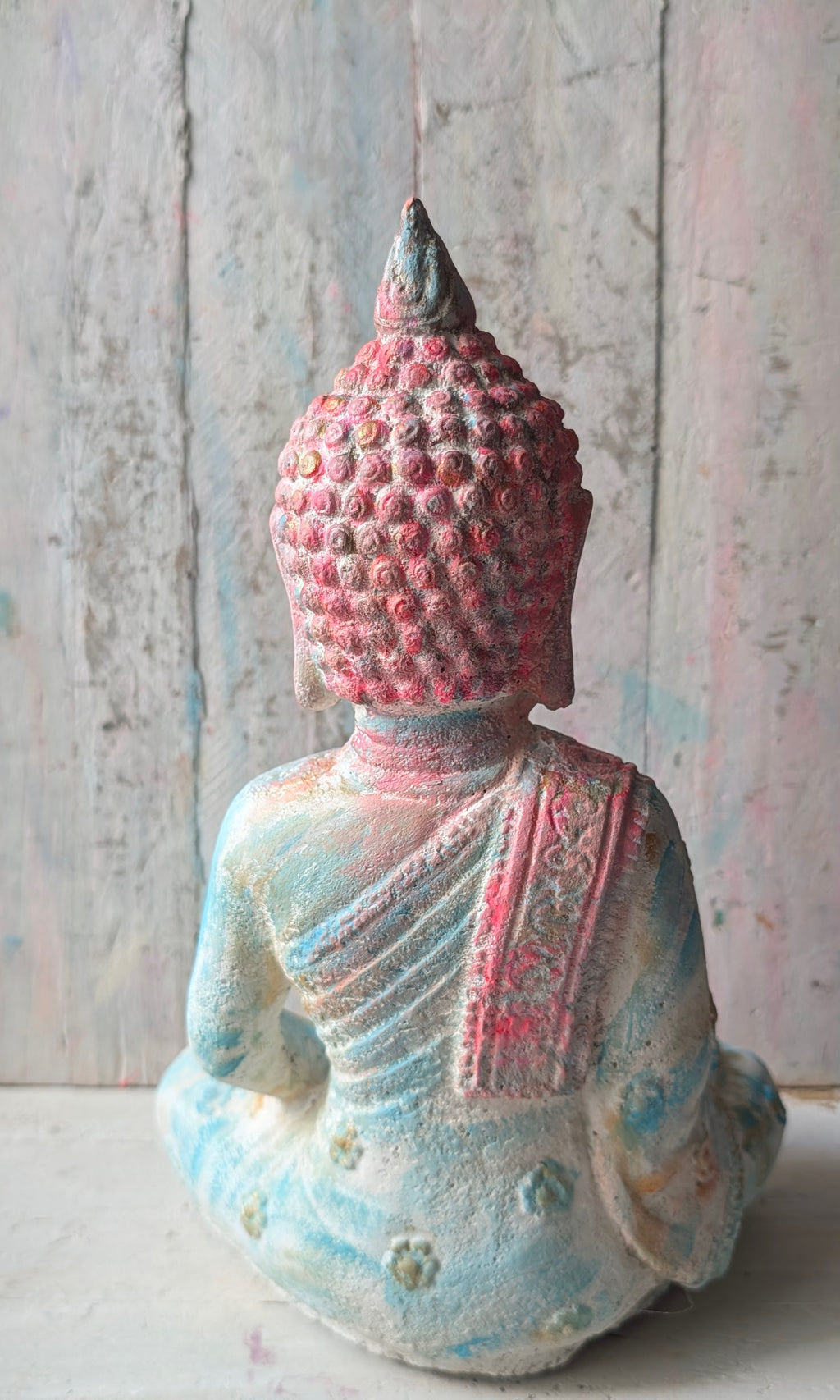 Rückenansicht des Buddha Sunshine Sparkle mit funkelnden akzenten