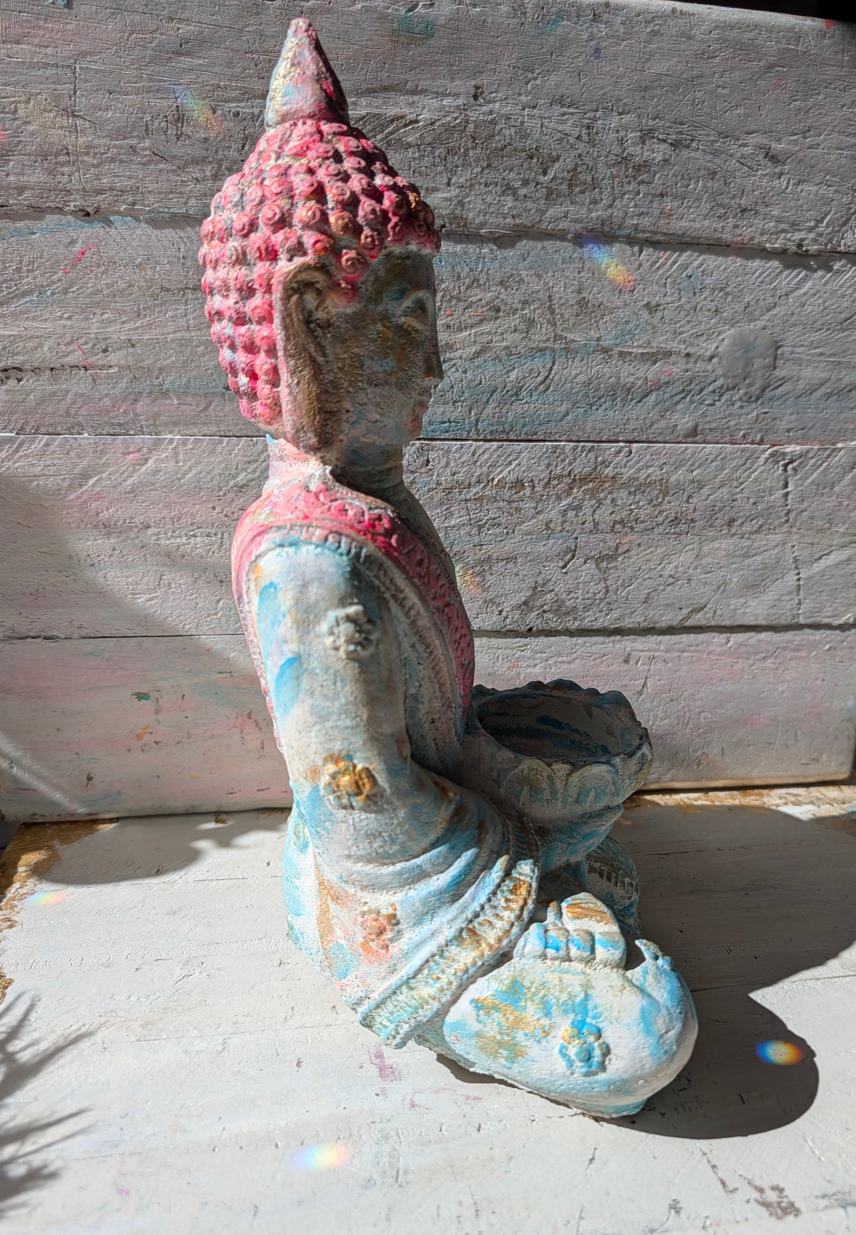 Seitenansicht handbemalter Buddha von ANILUAP STEINFIGUREN 