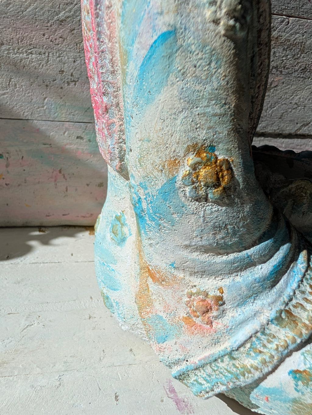 Details Buddha Handbemalt mit Gold und Türkis Akzenten von ANILUAP 