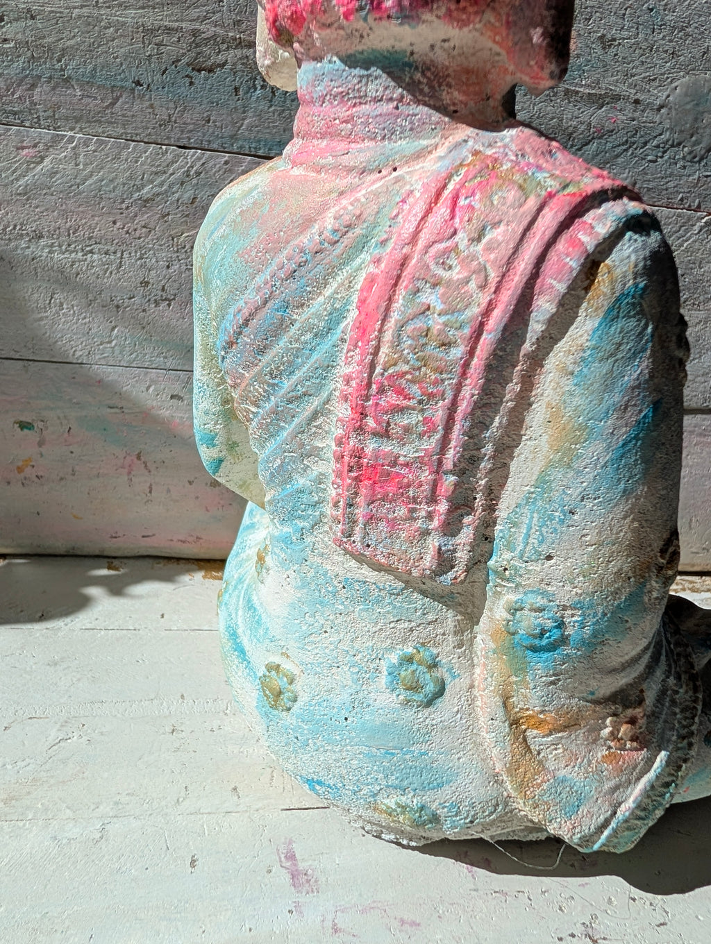 Buddha Handbemalt Rückenansicht in bunten Farben 