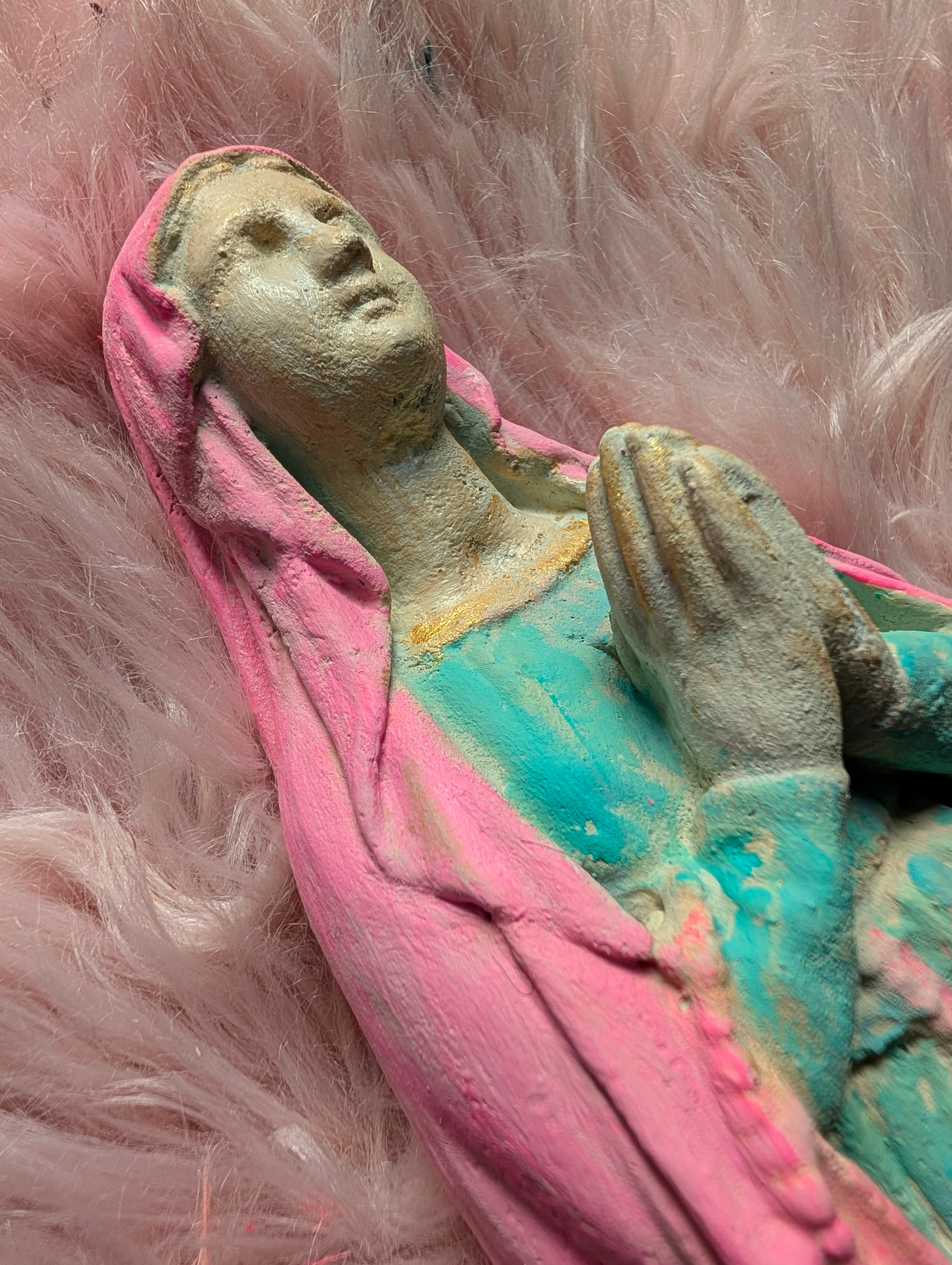 Detailaufnahme Gesicht Madonna von Lourdes Figur handbemalt
