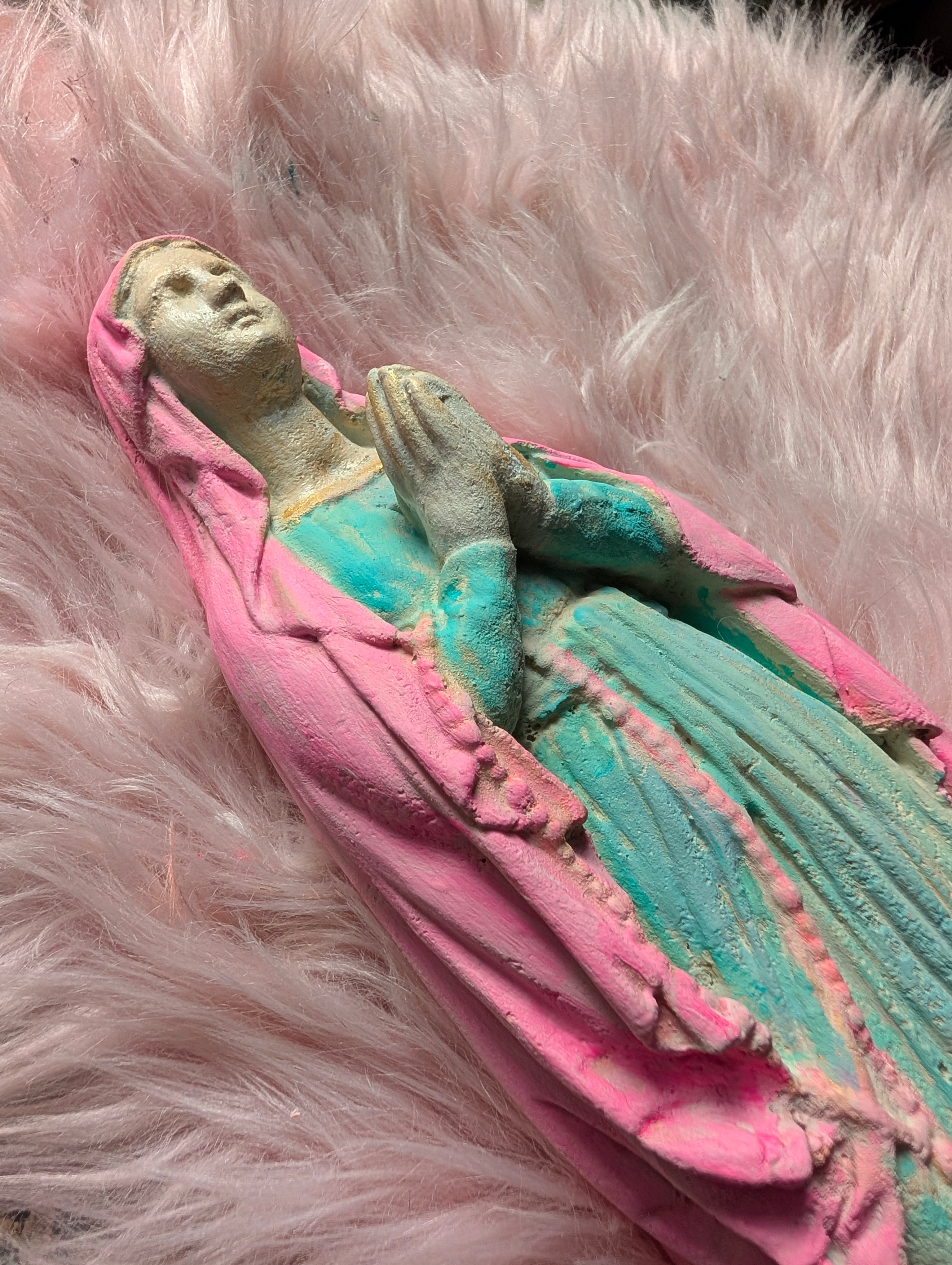 Heilige Maria Statue liegend