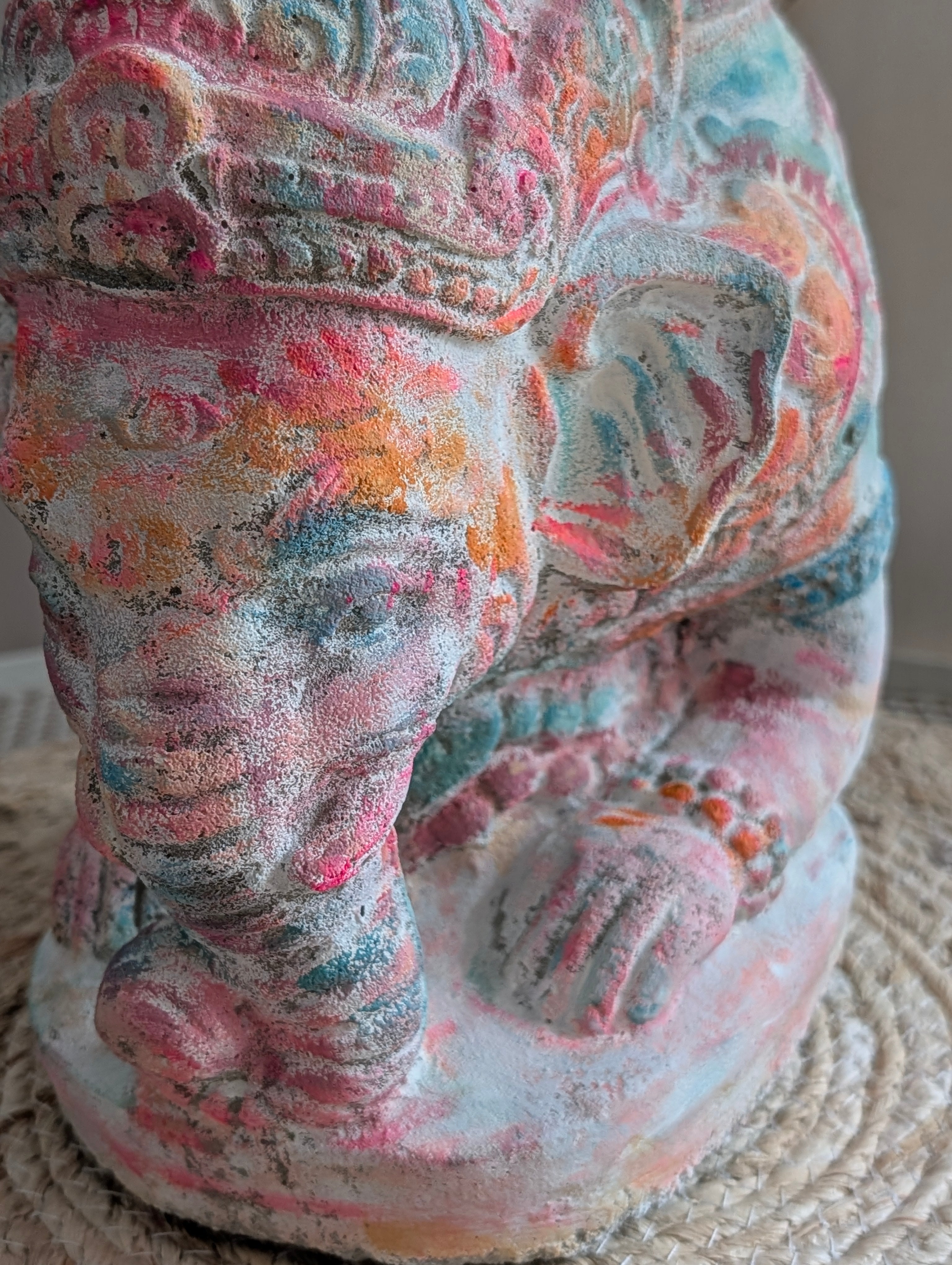 Handstand Ganesha ca. 40 cm Detail Bemalung