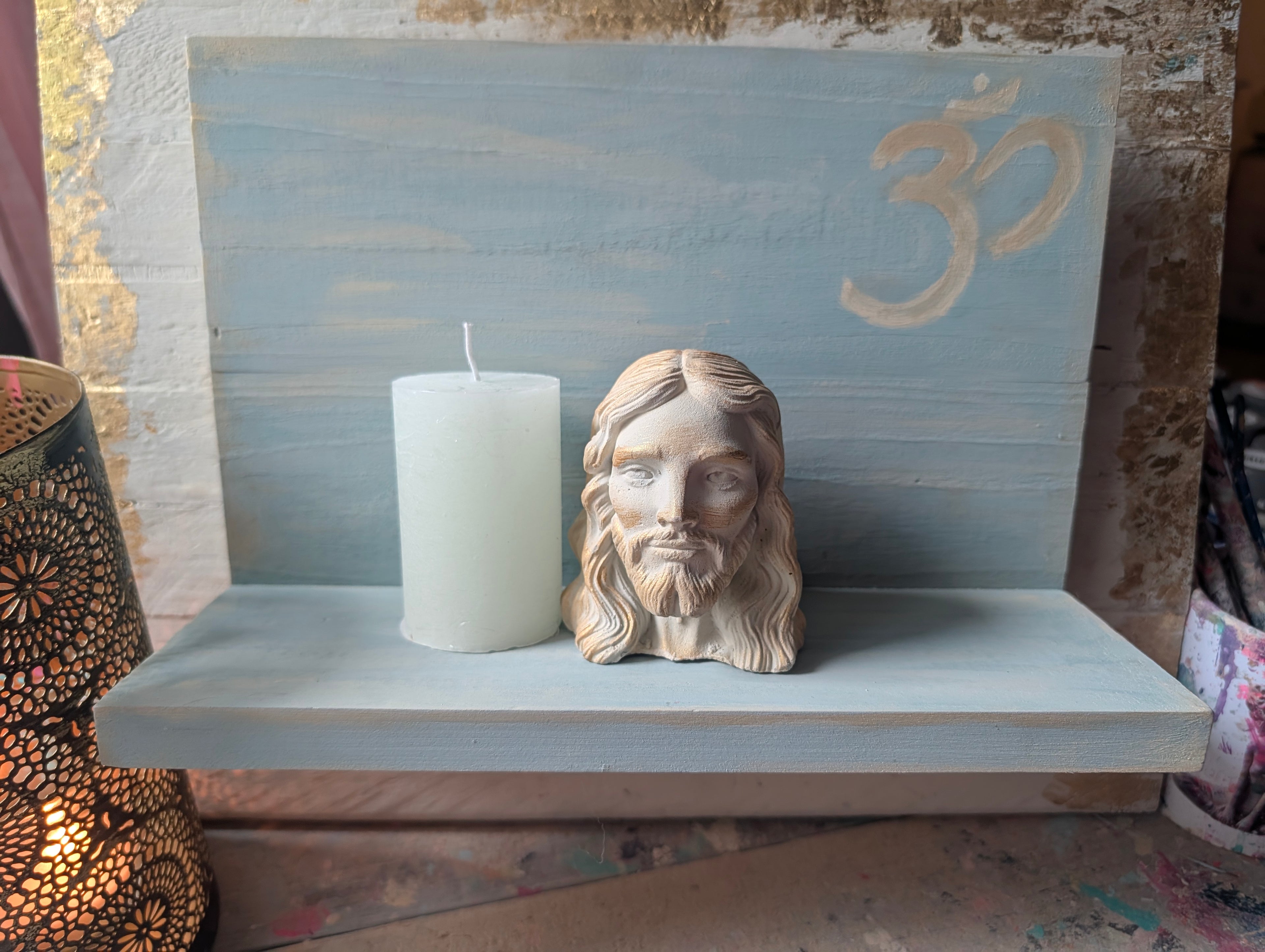 Handgefertigter Altar in hellblauem Holz mit OM und Jesus Büste ANILUAP