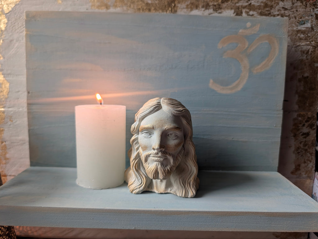 Bunte Jesus Büste auf handgefertigten Altar mit Om Symbol ANILUAP
