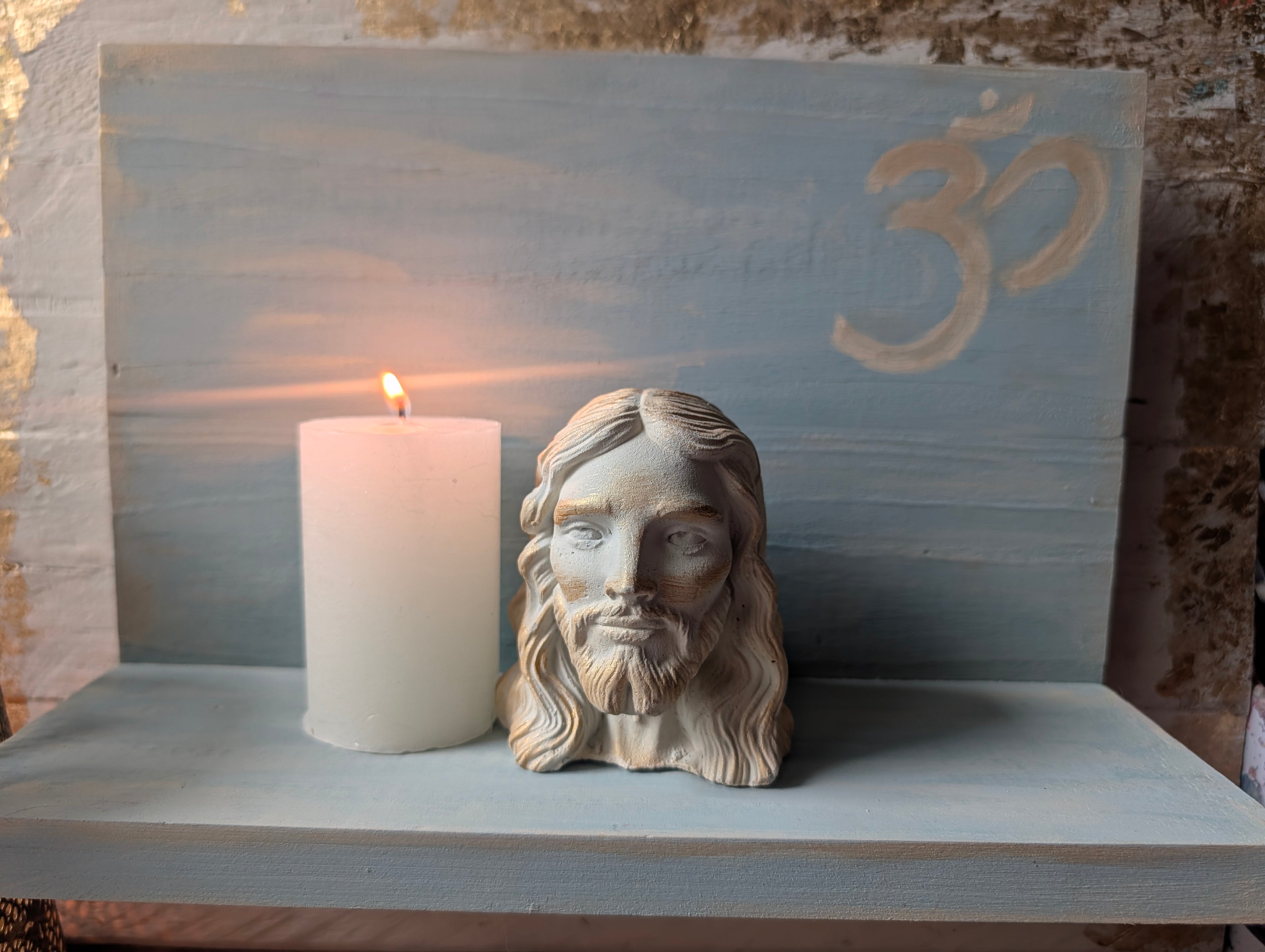 Bunte Jesus Büste auf handgefertigten Altar mit Om Symbol ANILUAP
