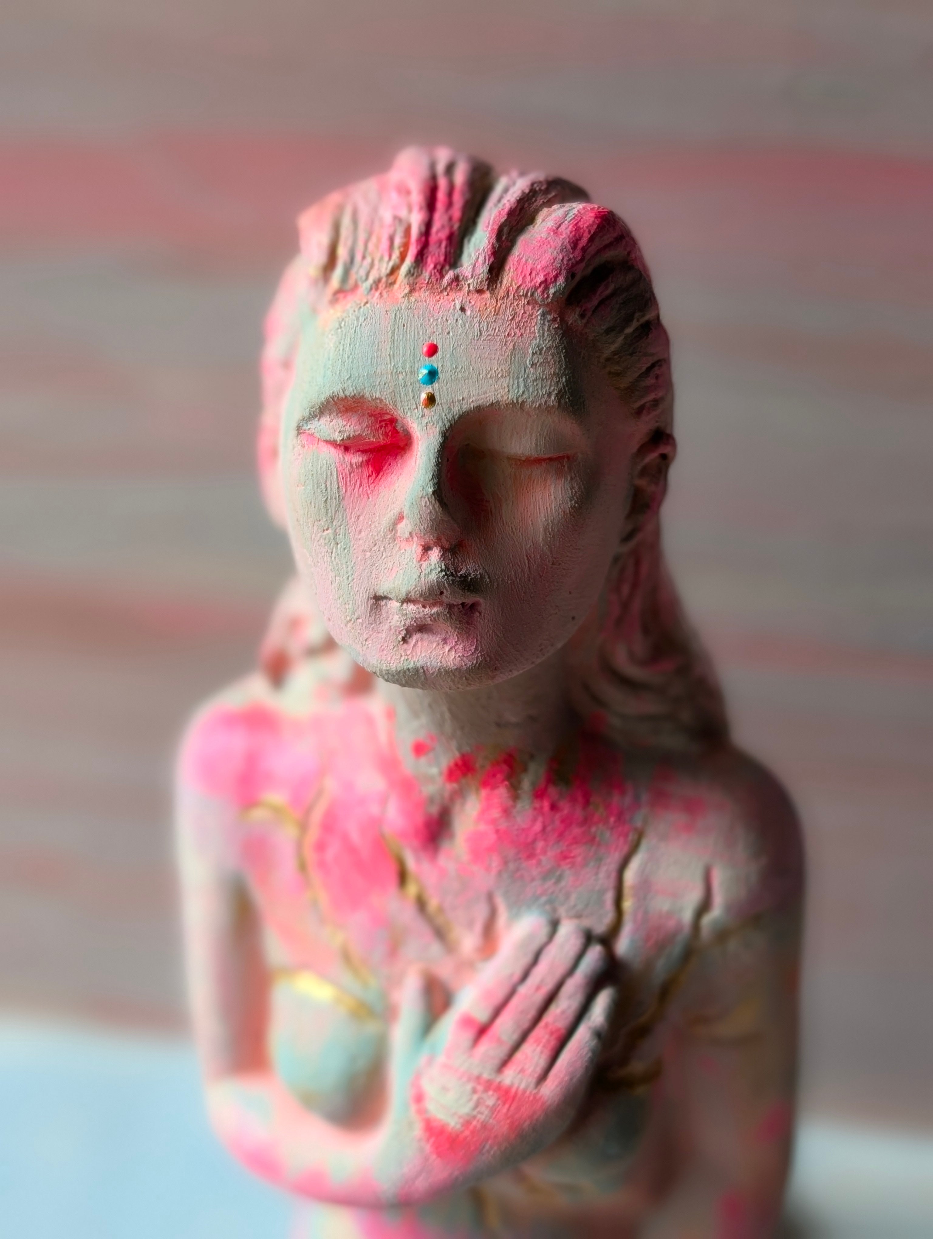 Göttin der Heilung Steinfigur  handgefertigt rosa pink Gold von ANILUAP 