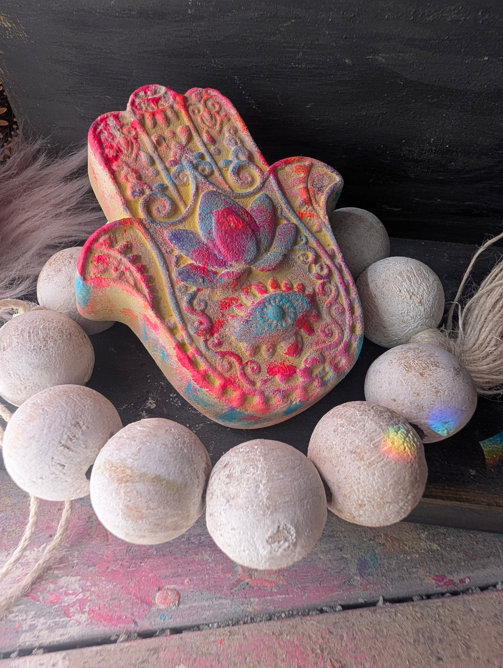 Hamsa Hansd mit Holzperlenkranz Altarfigur ANILUAP
