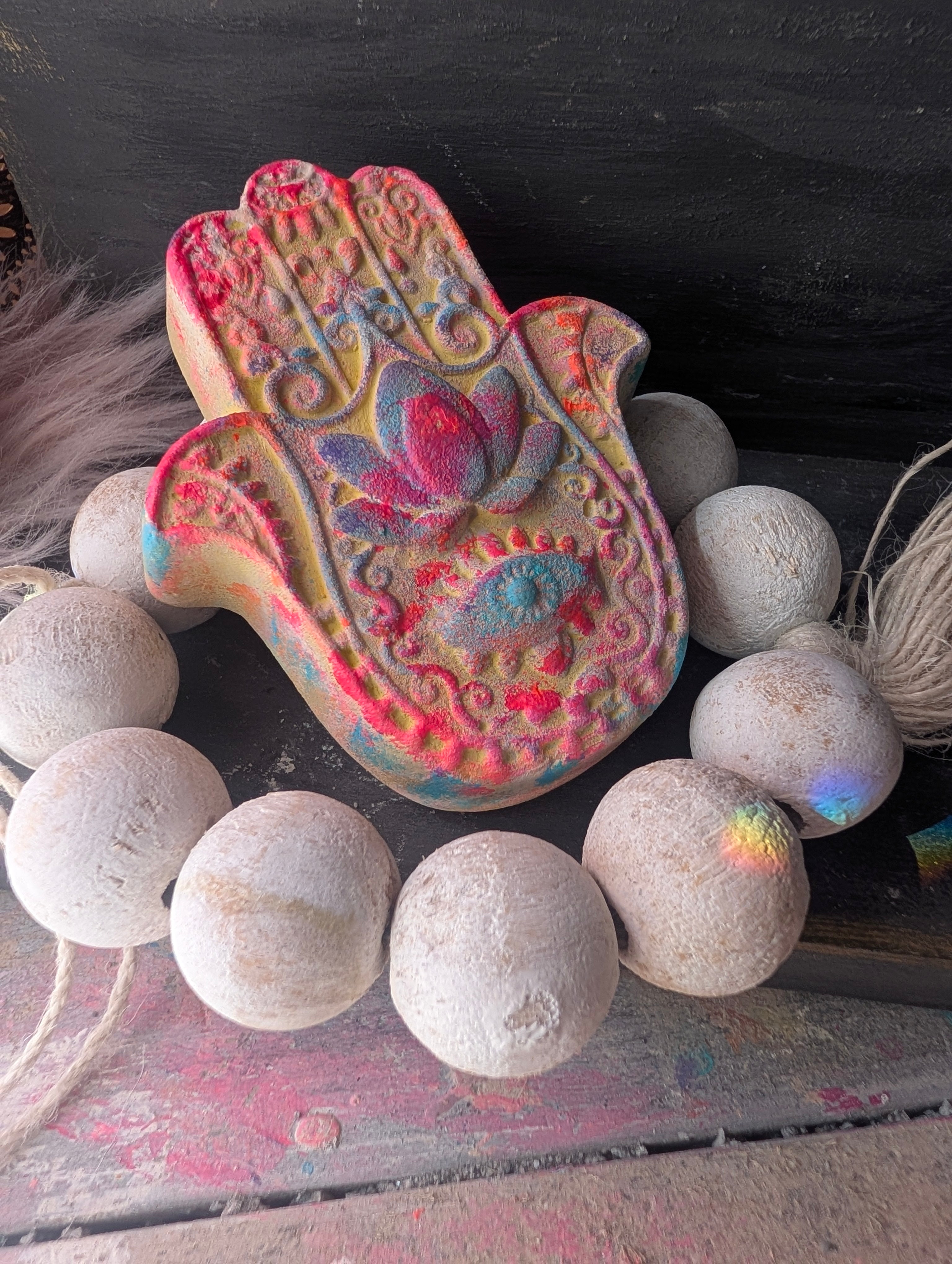 Hamsa Hansd mit Holzperlenkranz Altarfigur ANILUAP