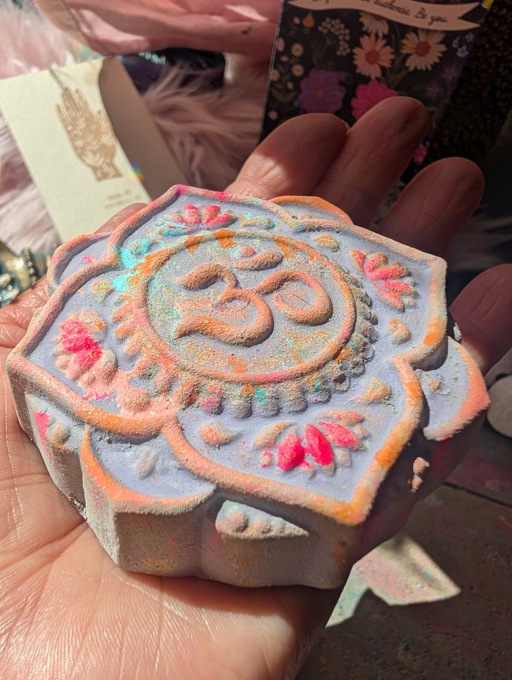 OM Altarstein  - Spiritueller Symbolstein mit Holzkranz