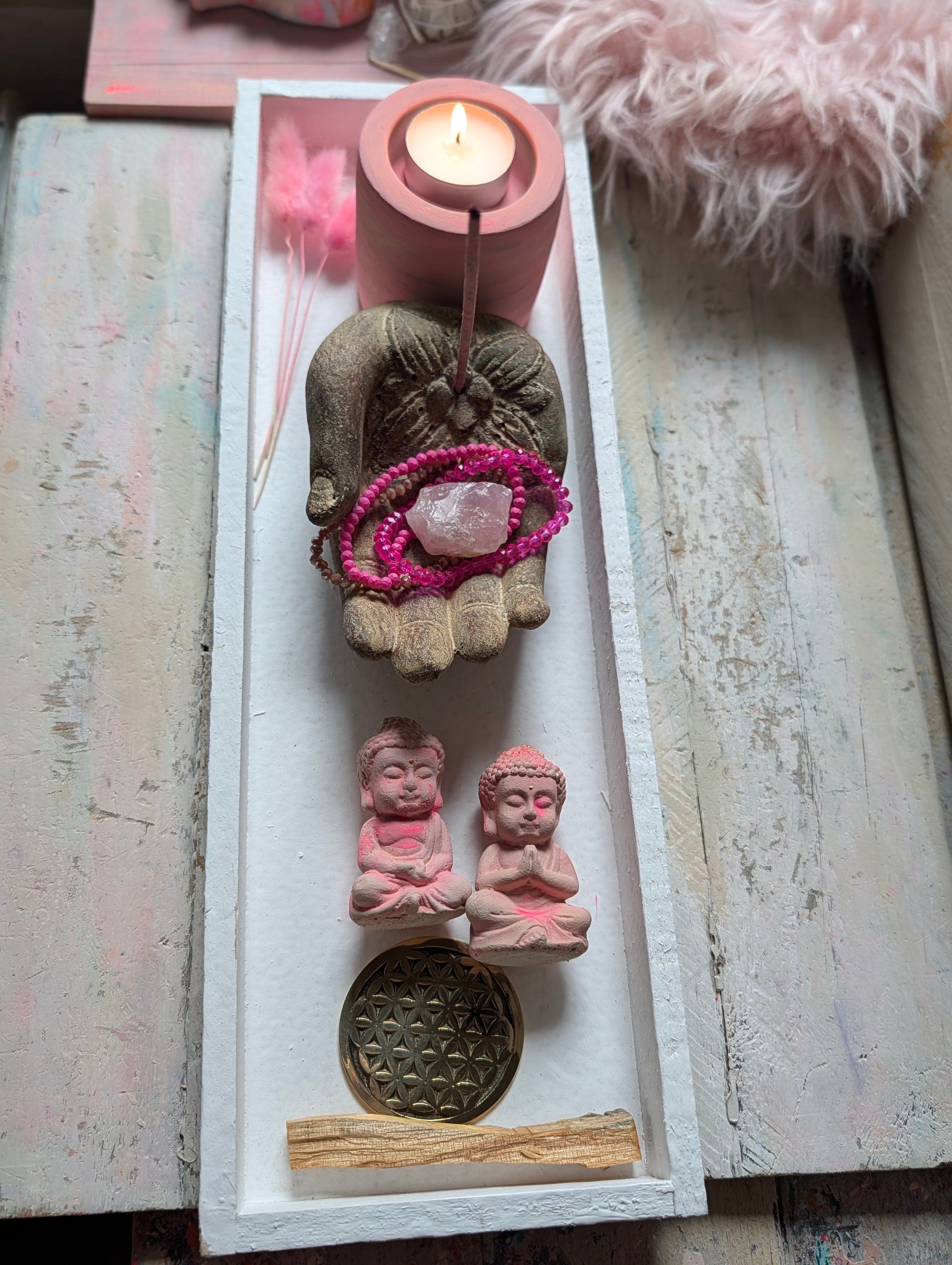 Großes Altar-Set 8-teilig imn Rosa und Pink auf weißem Holztablett mit Buddha Räucherhand Blume des Lebens für Herzchakra Rituale ANILUAP
