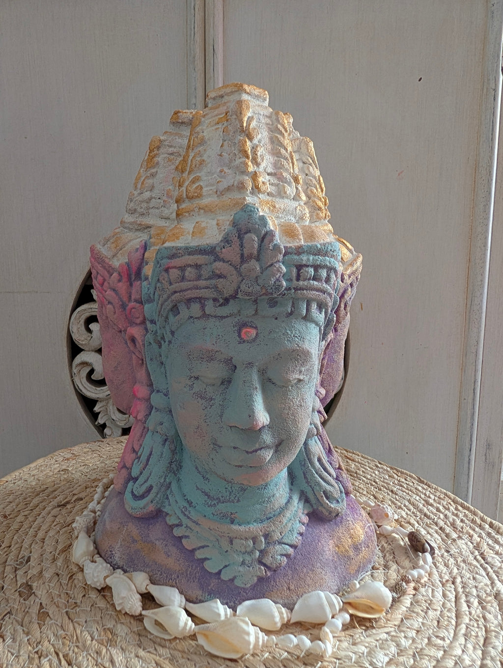 Dreigesichtige Tara auf Altar – spirituelle Dekoration Meditationsraum
