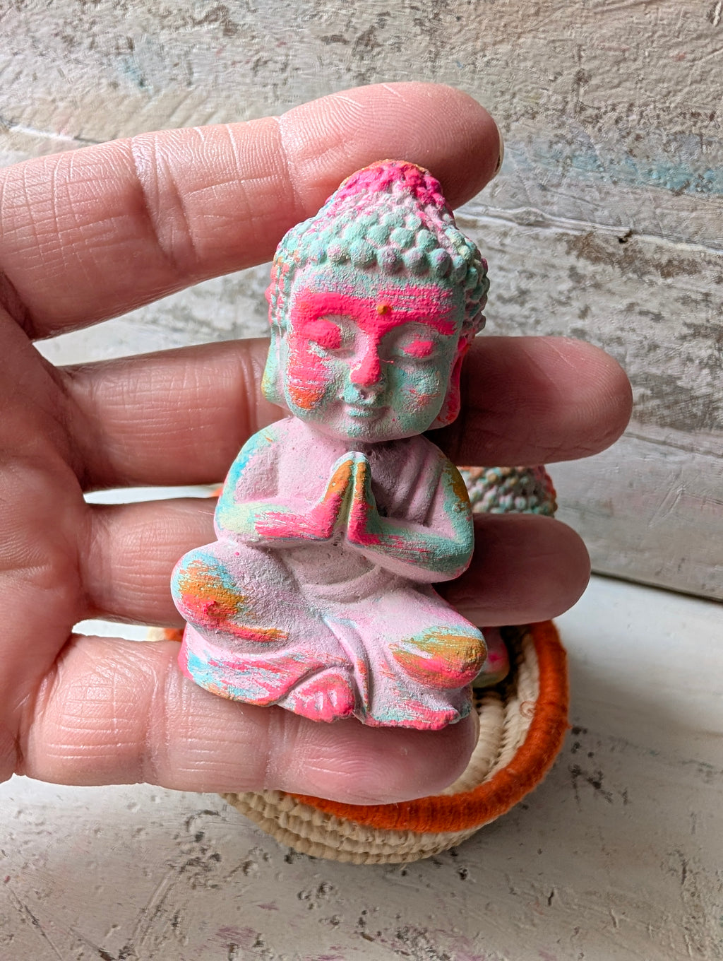 Handgefertigter ANILUAP Buddha in Rosa-Neon-Pink, betende Haltung, ca. 6 cm – Steinguss handgemalt und gewischt