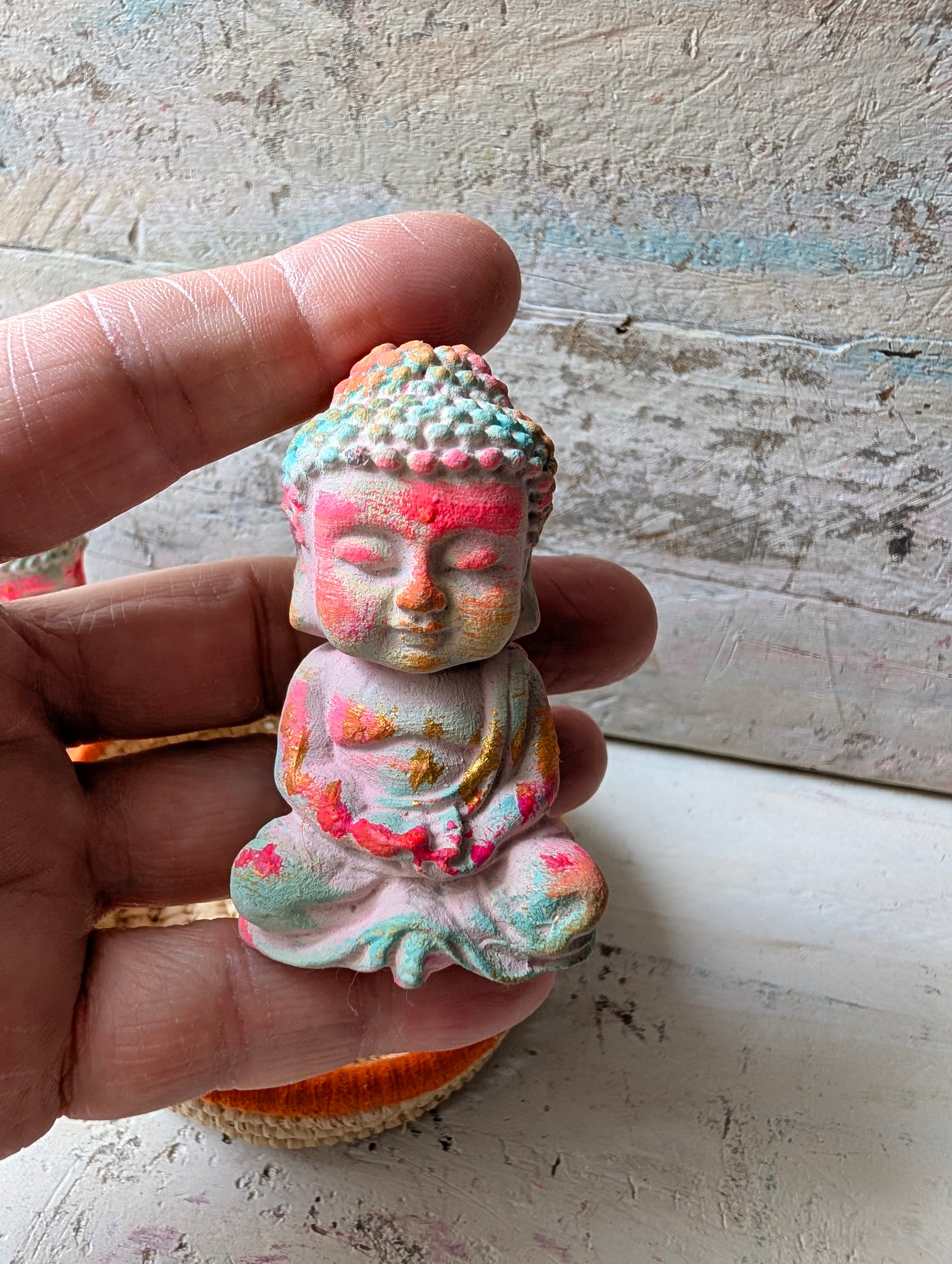 Meditierender ANILUAP Buddha aus Steinguss, handgemalt in Rosa und Neon-Pink mit Goldakzenten, ca. 6 cm