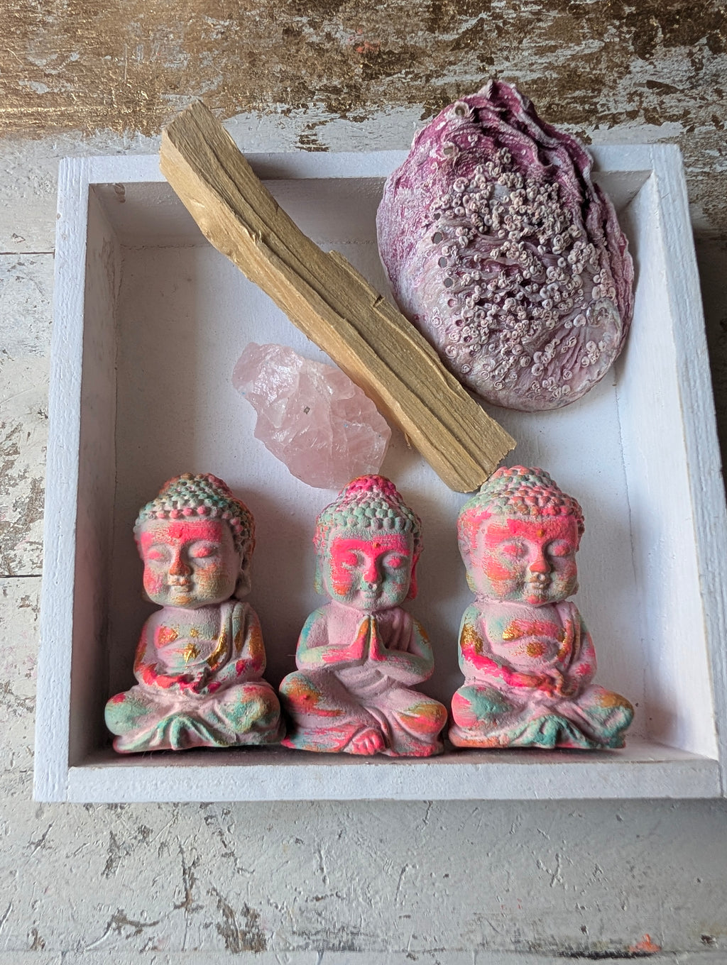 ANILUAP Buddha Altar Set – drei handbemalte Steinguss-Buddhas mit Rosenquarz, Palo Santo Stick und Abalone Muschel in weißem Holzkästchen